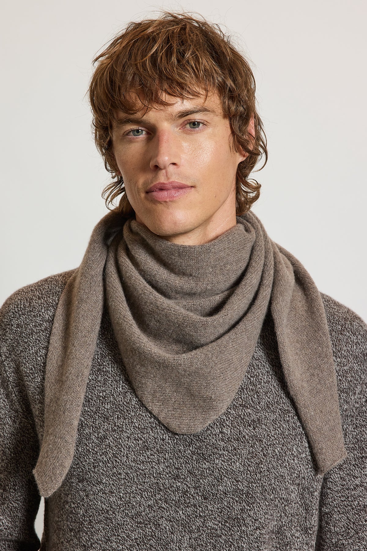 TRIANGLE EN CACHEMIRE TAUPE