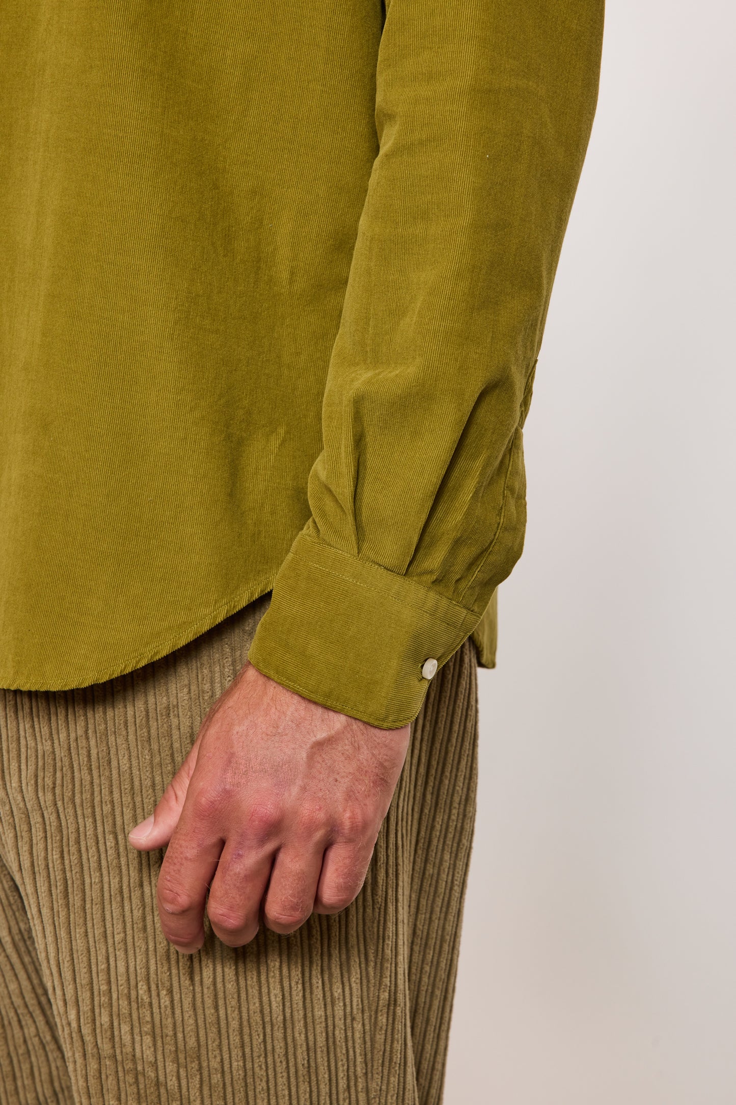 CHEMISE AJUSTÉE VELOURS OLIVE