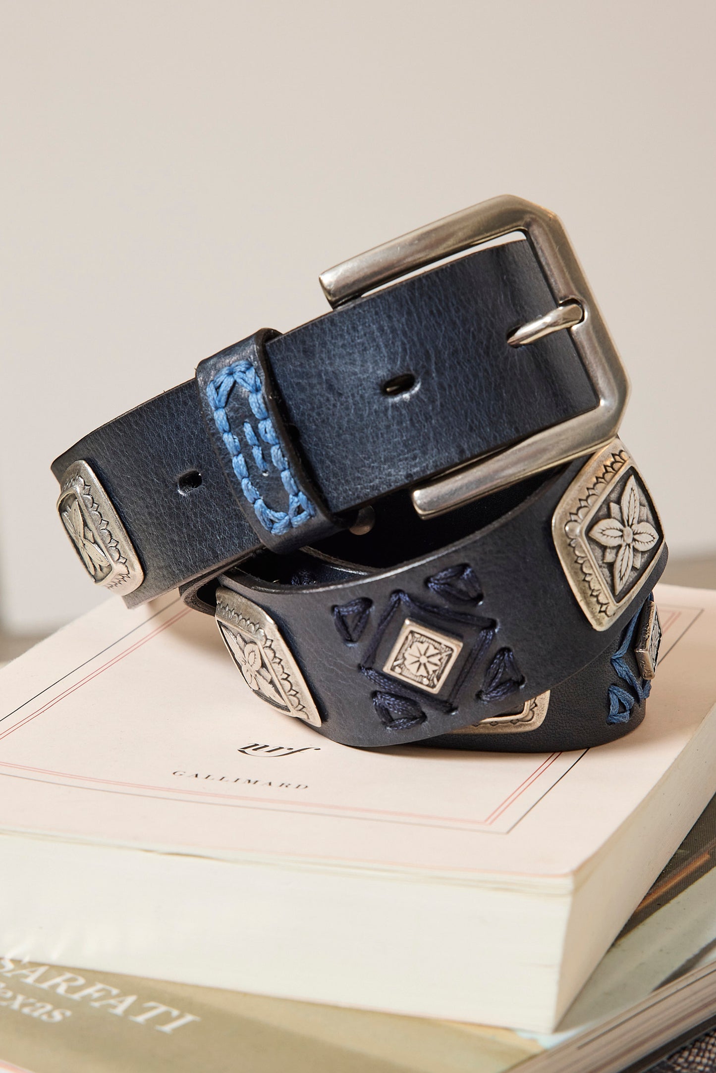 CEINTURE EN CUIR BRODÉE MARINE