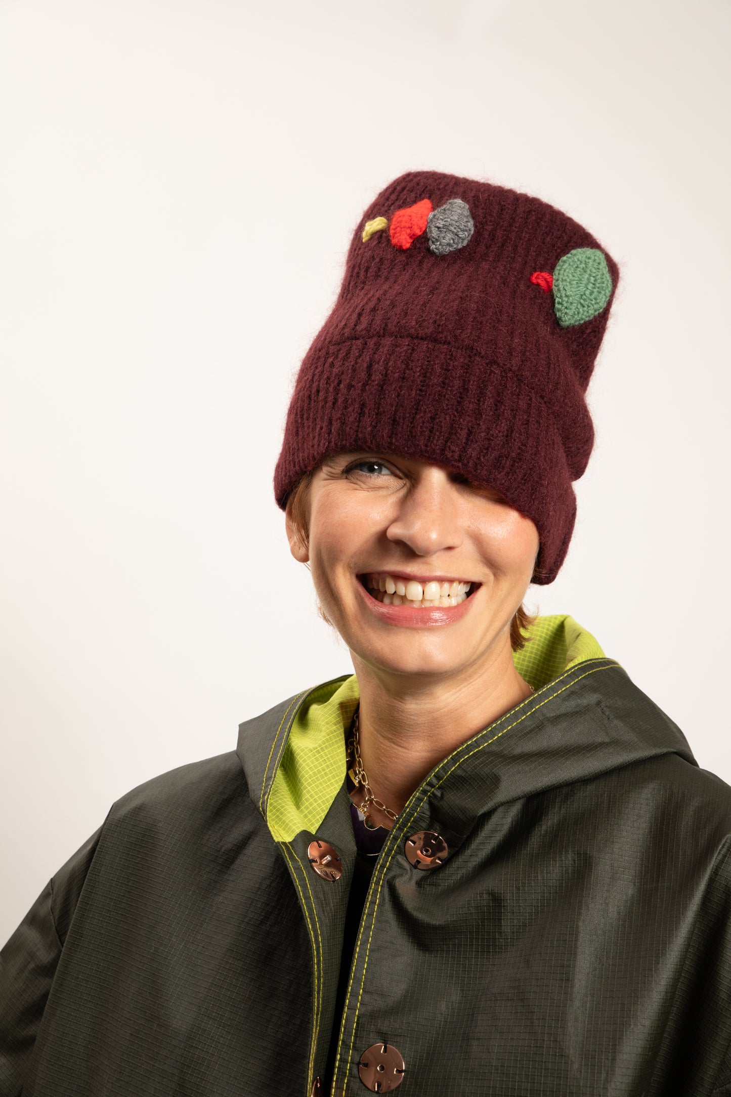 BONNET BRODÉ EN LAINE BORDEAUX