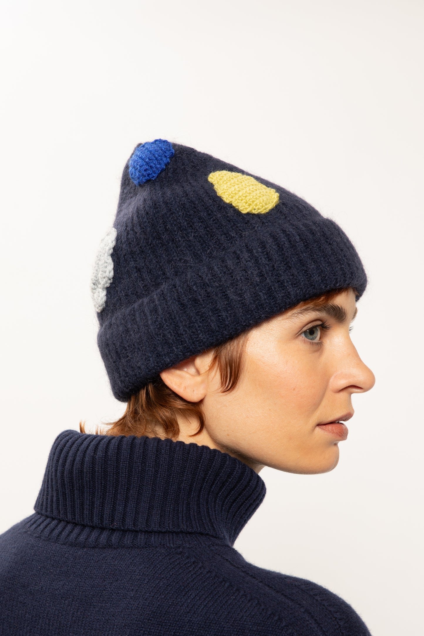 BONNET BRODÉ EN LAINE MARINE