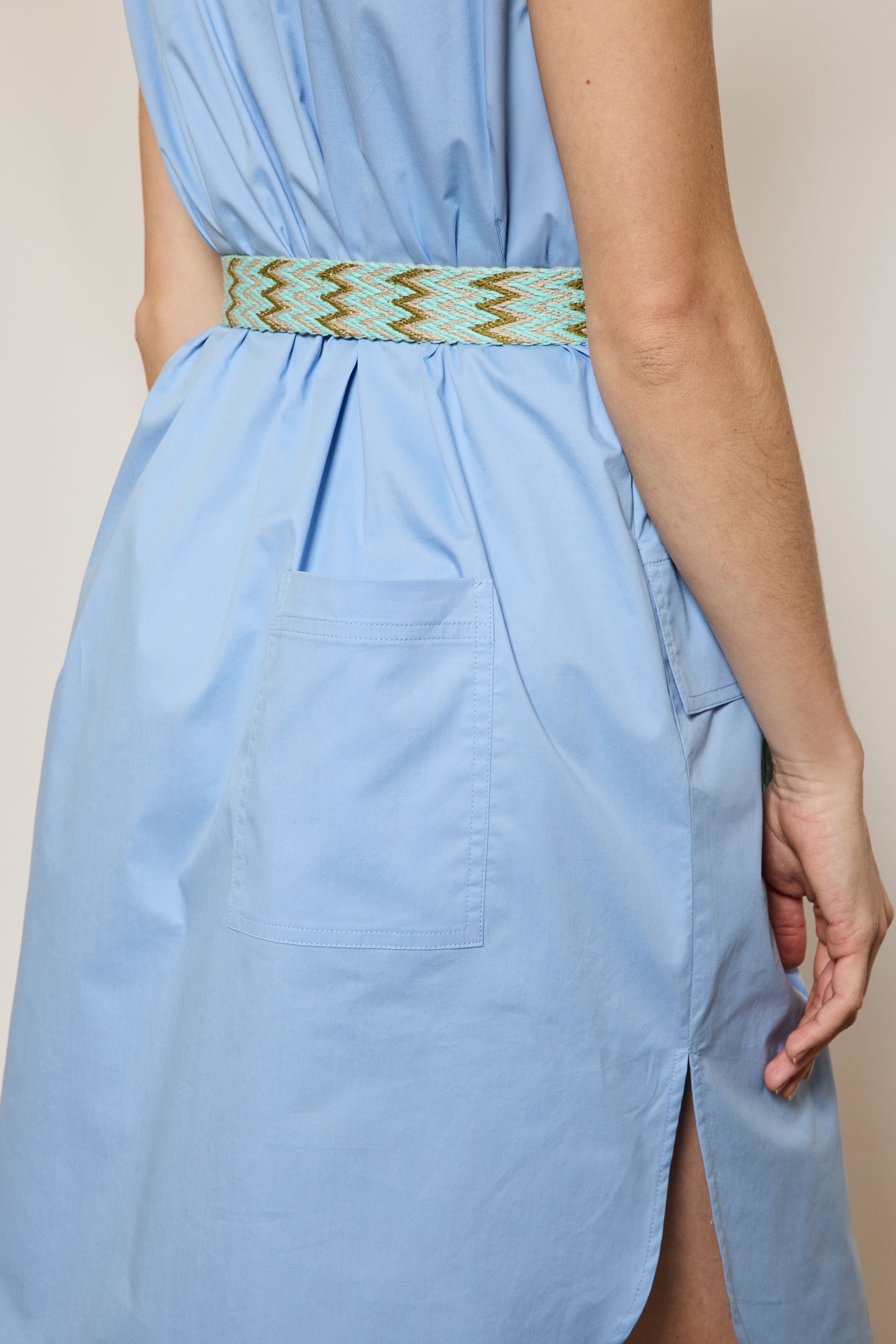 ROBE À POCHES BLEUE