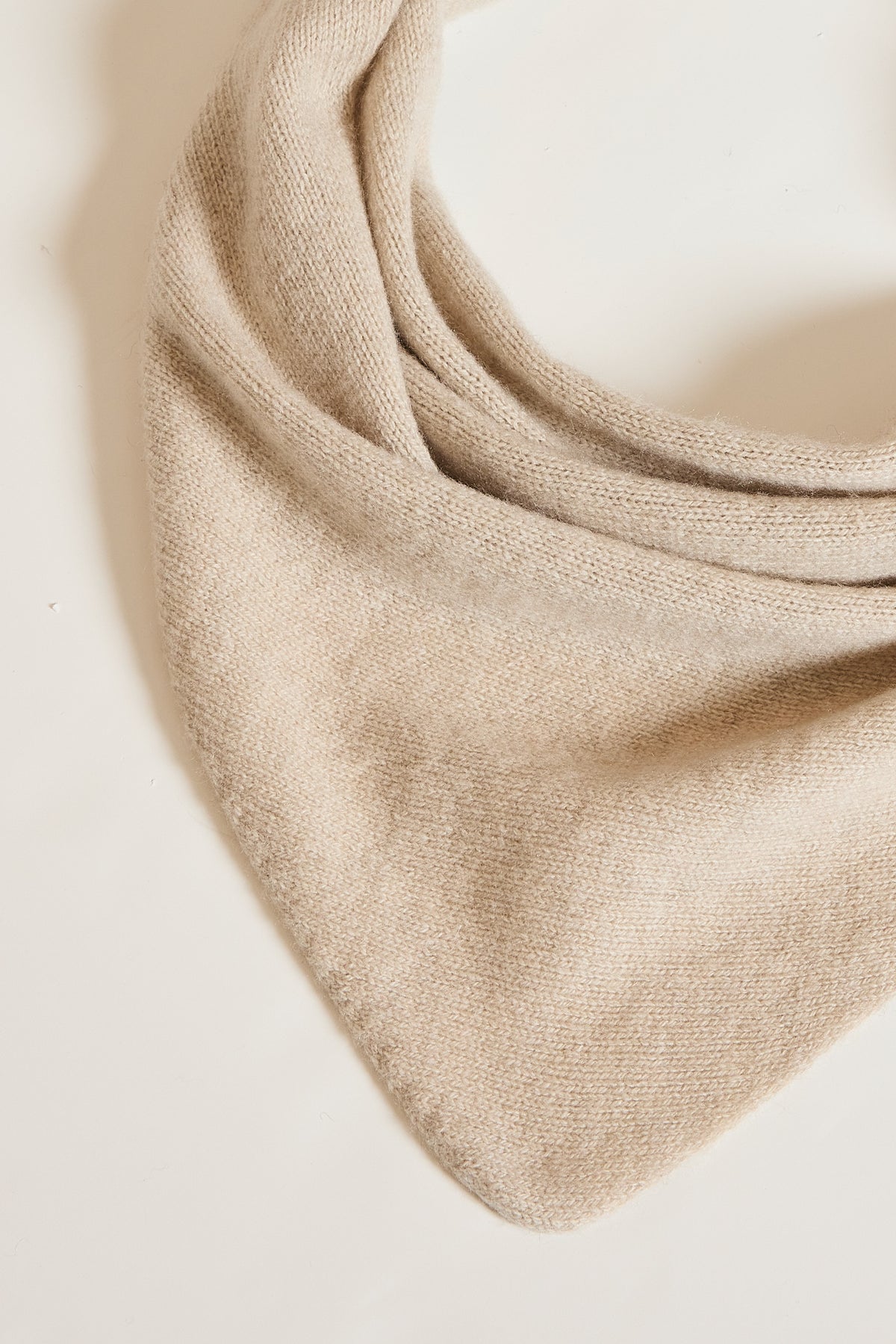 TRIANGLE EN CACHEMIRE BEIGE