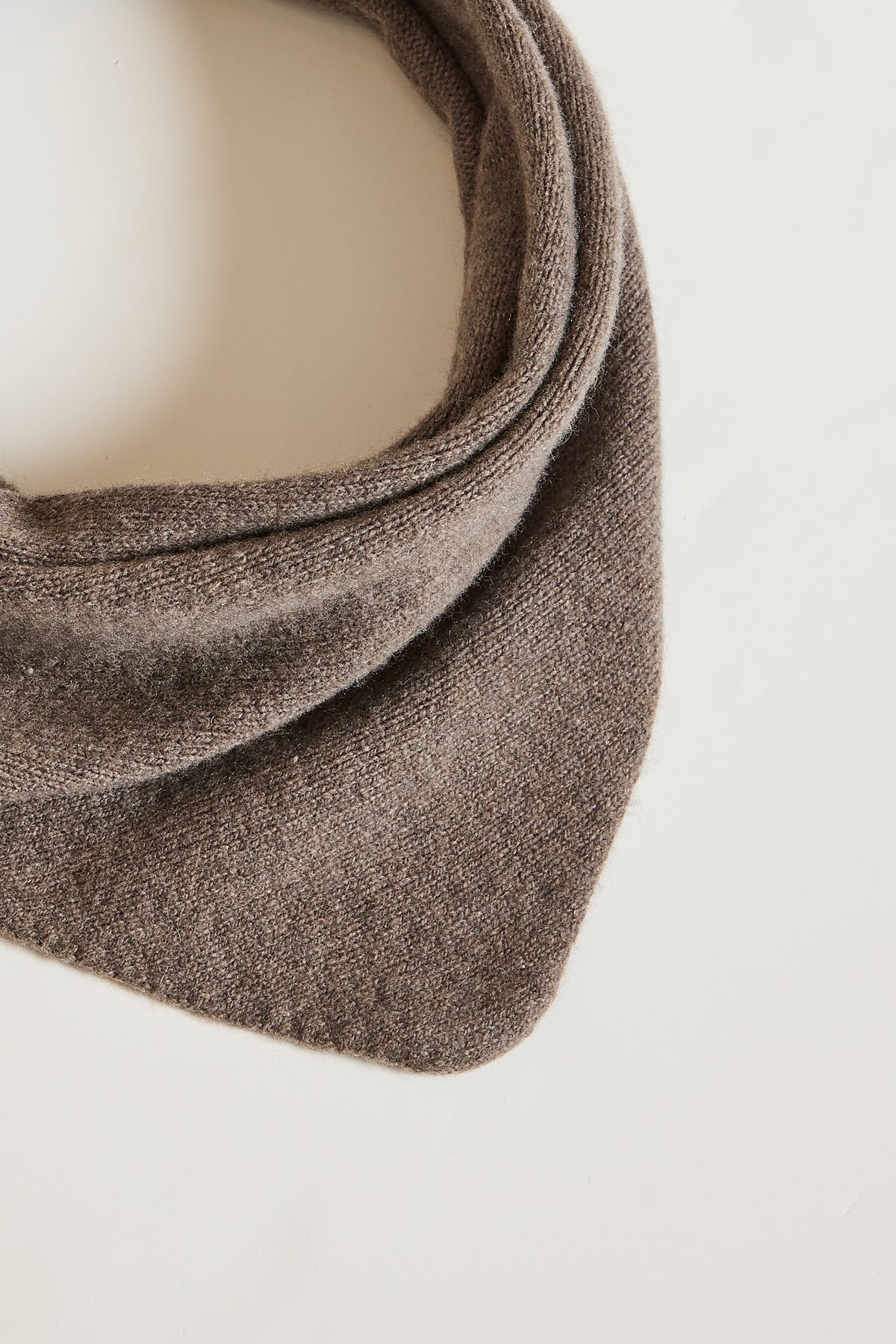 TRIANGLE EN CACHEMIRE TAUPE