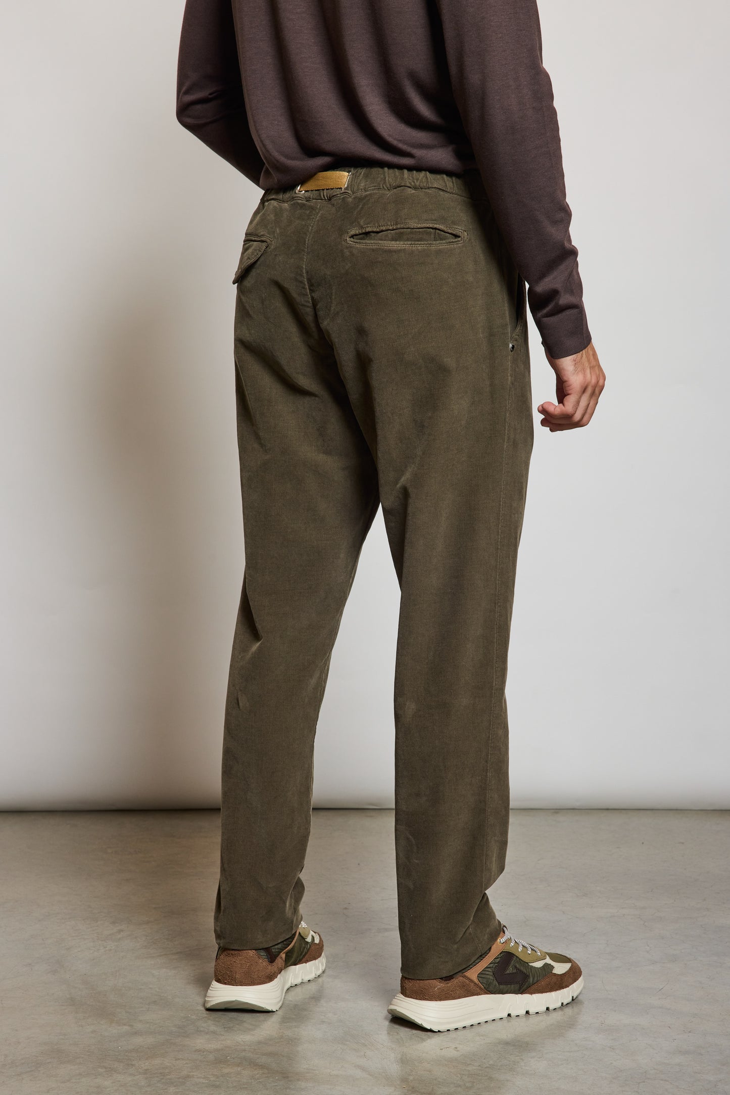 PANTALON EN VELOURS LISSE VERT DE GRIS