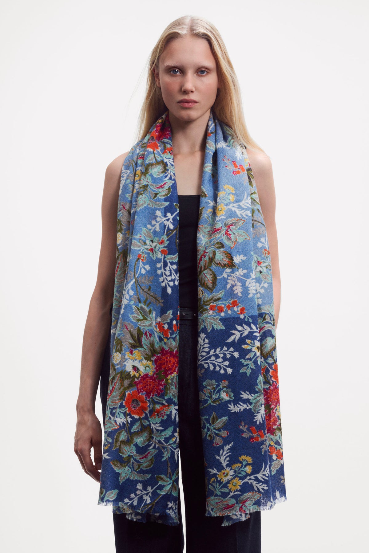 SCARF WITH FLOWERS BLUE