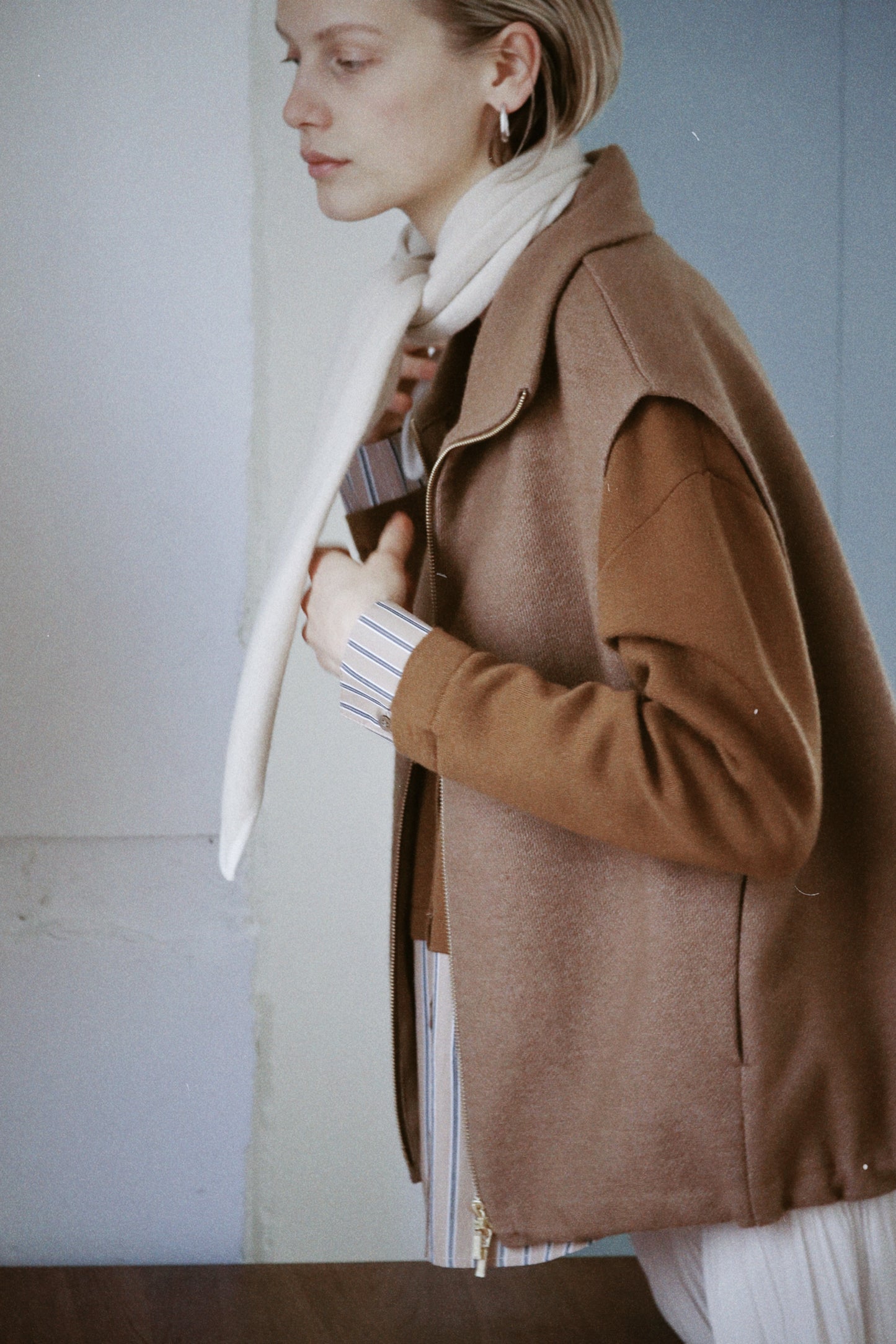 SLEEVELESS JACKET TAUPE