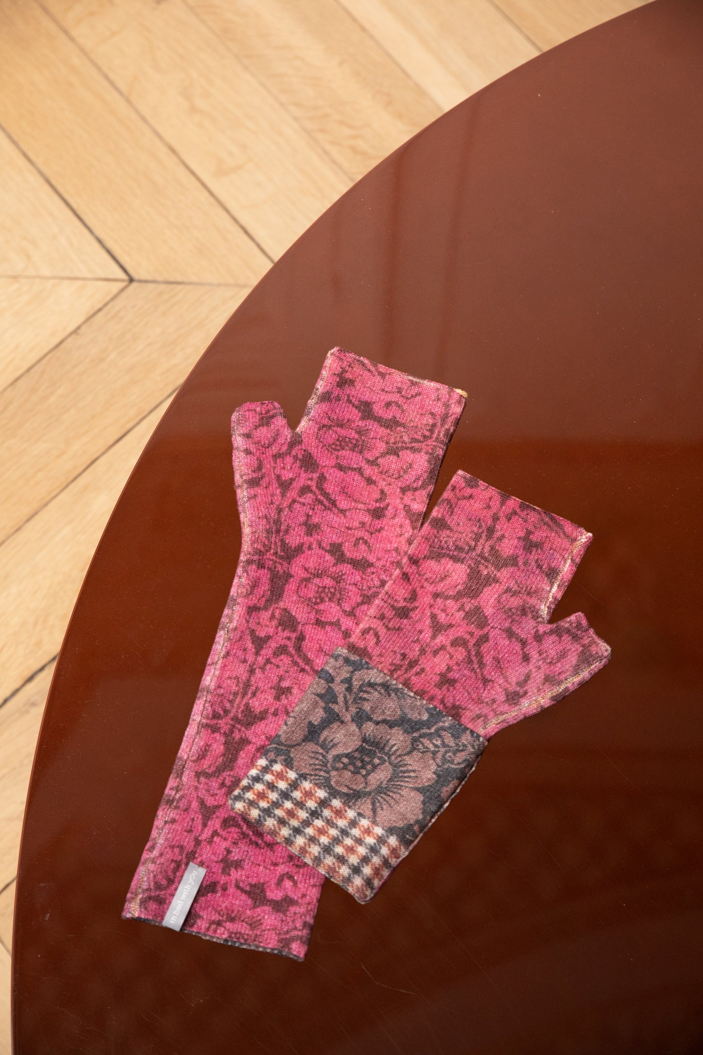 PRINTED CASHMERE MITTENS FUXIA