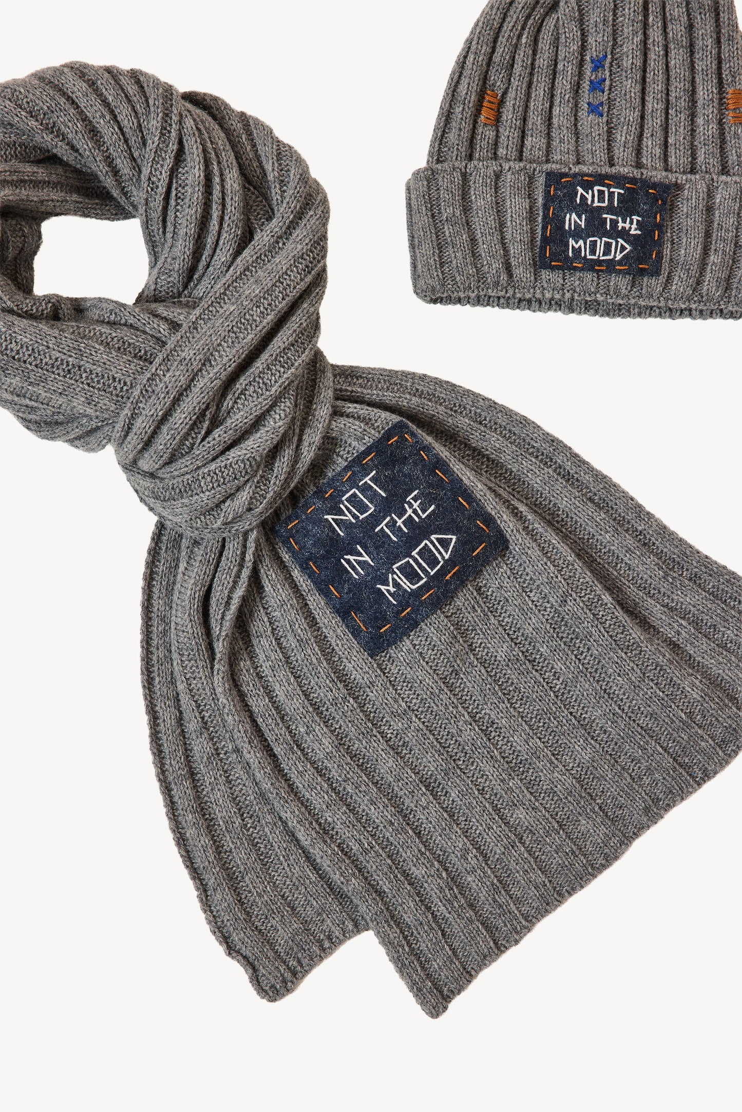 ÉCHARPE BRODÉE GRIS