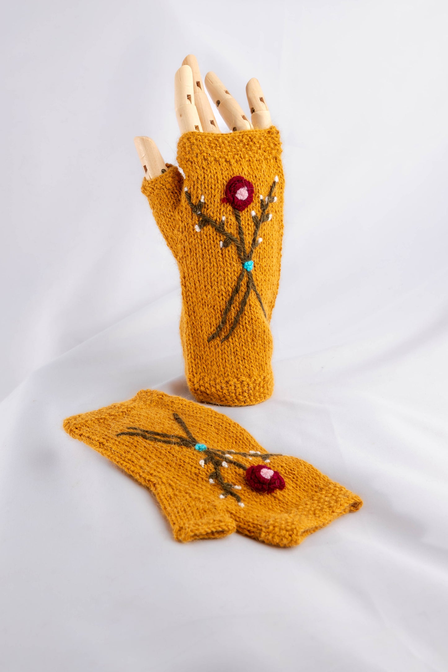 MITAINES BRODÉES EN ALPAGA JAUNES