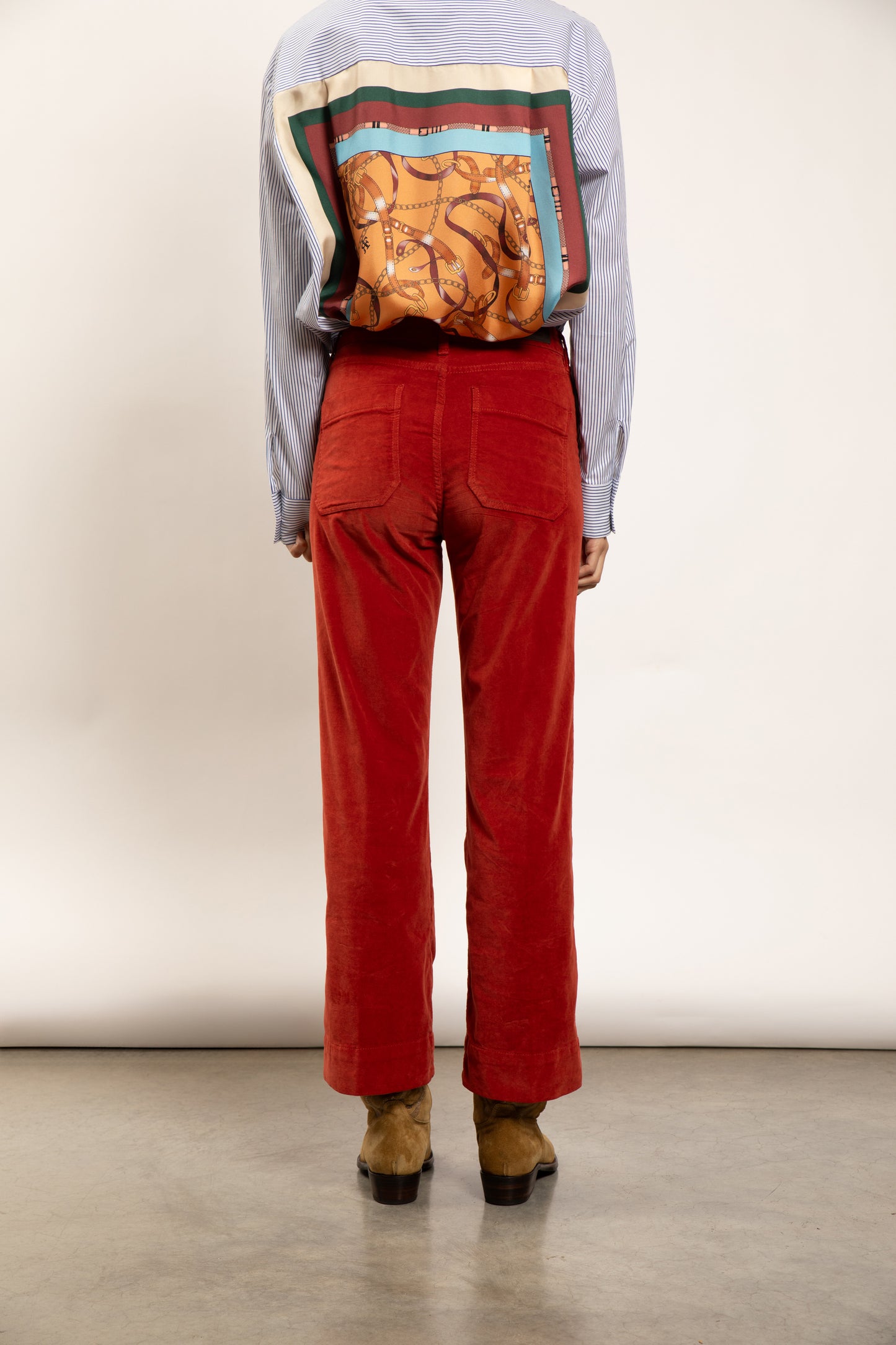 JEAN EN VELOURS LISSE ÉVASÉ ROUILLE