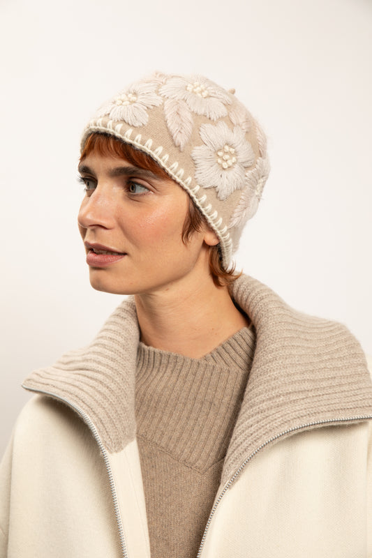BONNET BRODÉ FLEURS LIN