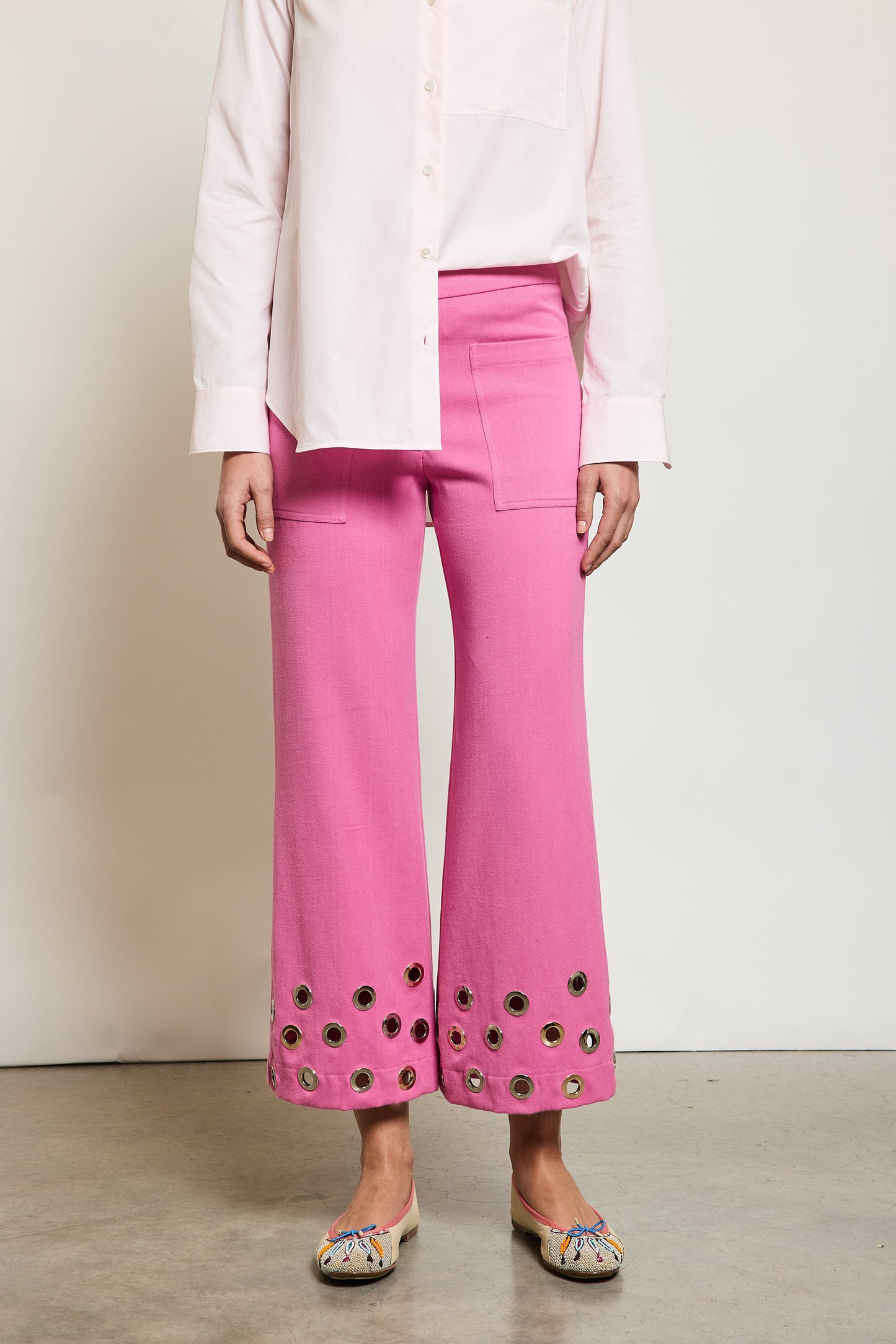 PANTALON À ŒILLETS ROSE