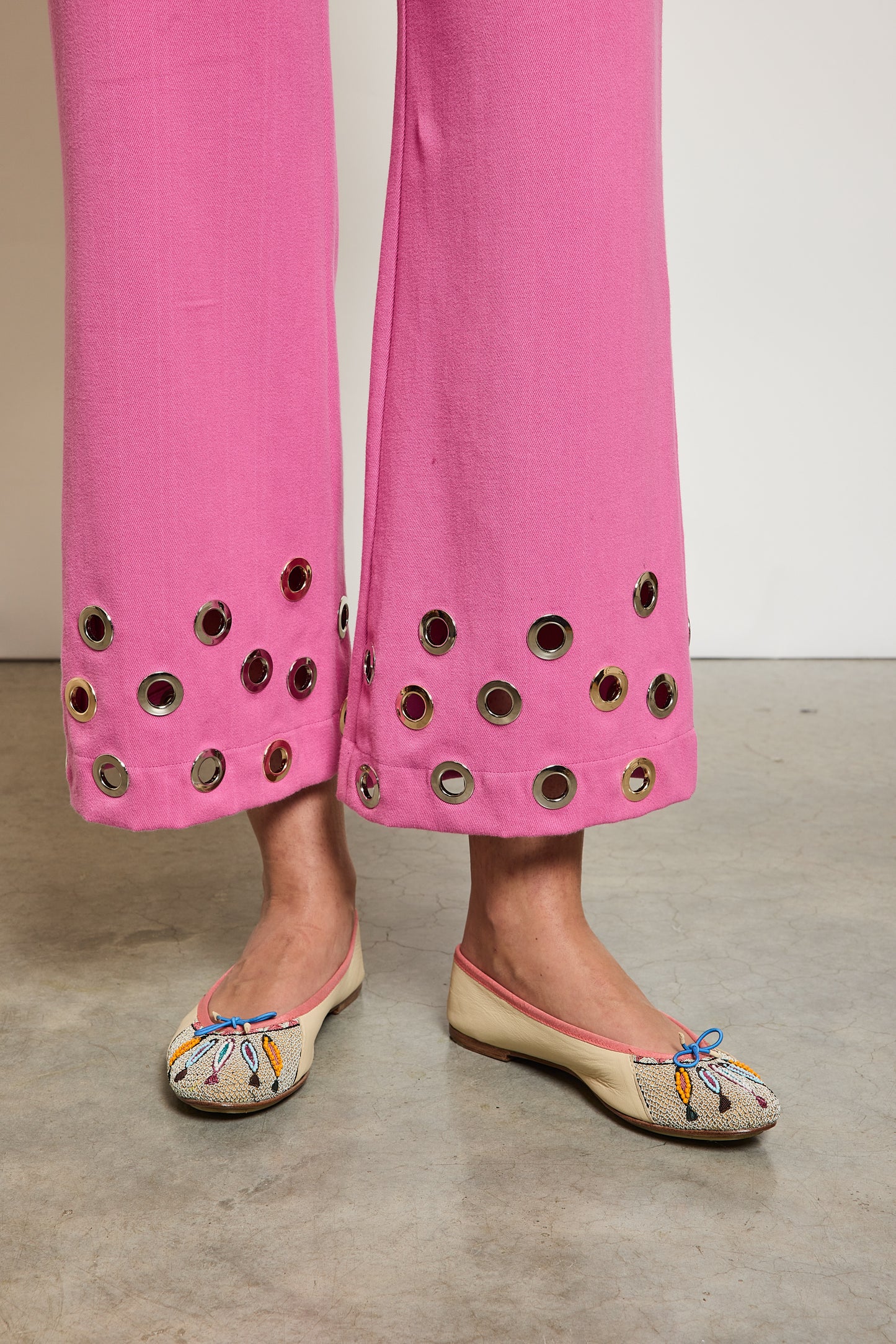 PANTALON À ŒILLETS ROSE
