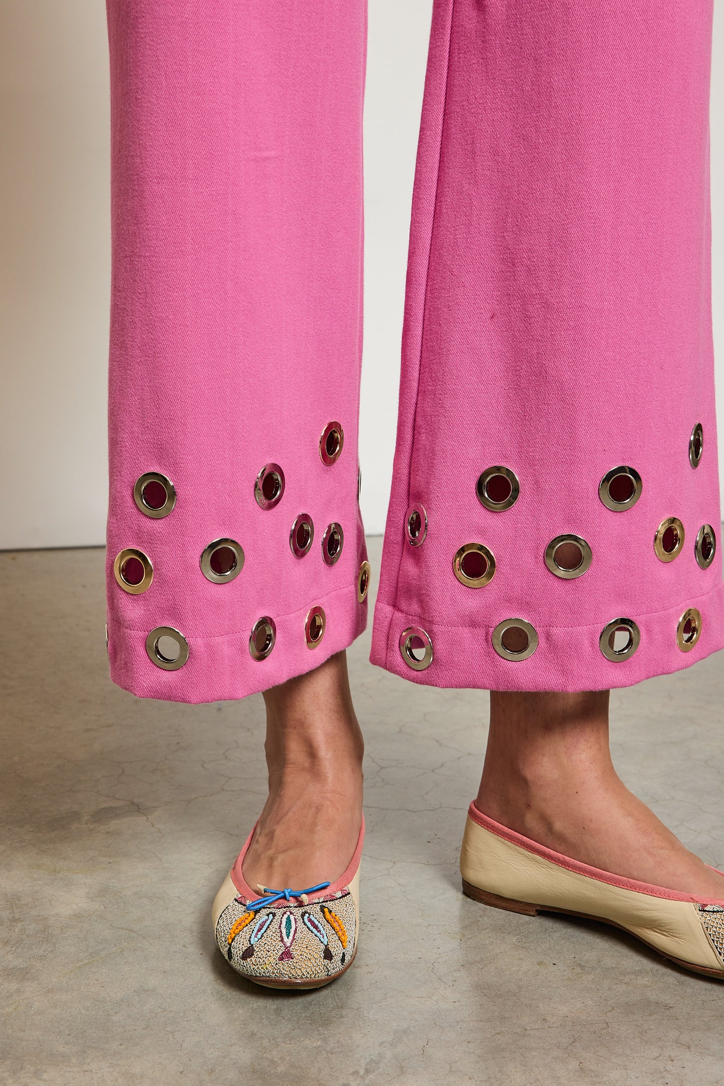 PANTALON À ŒILLETS ROSE