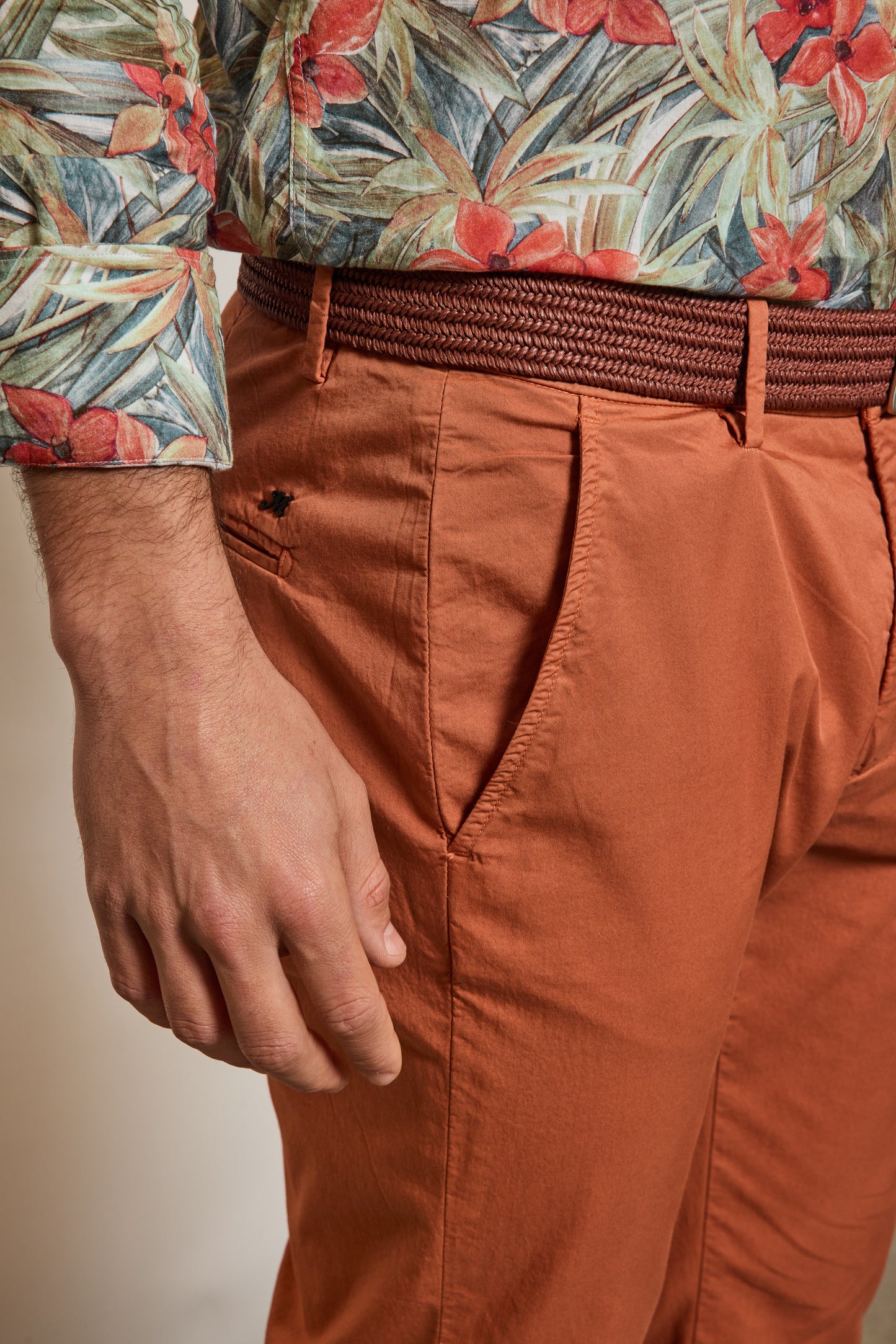 PANTALON EN GABARDINE TERRACOTTA