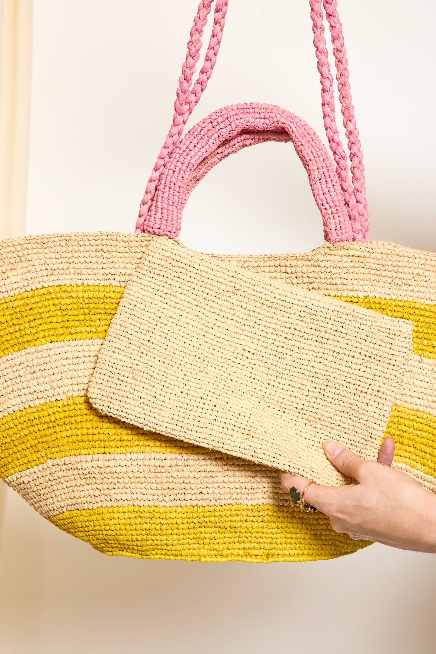 TWO-TONE RAFFIA BASKET YELLOW