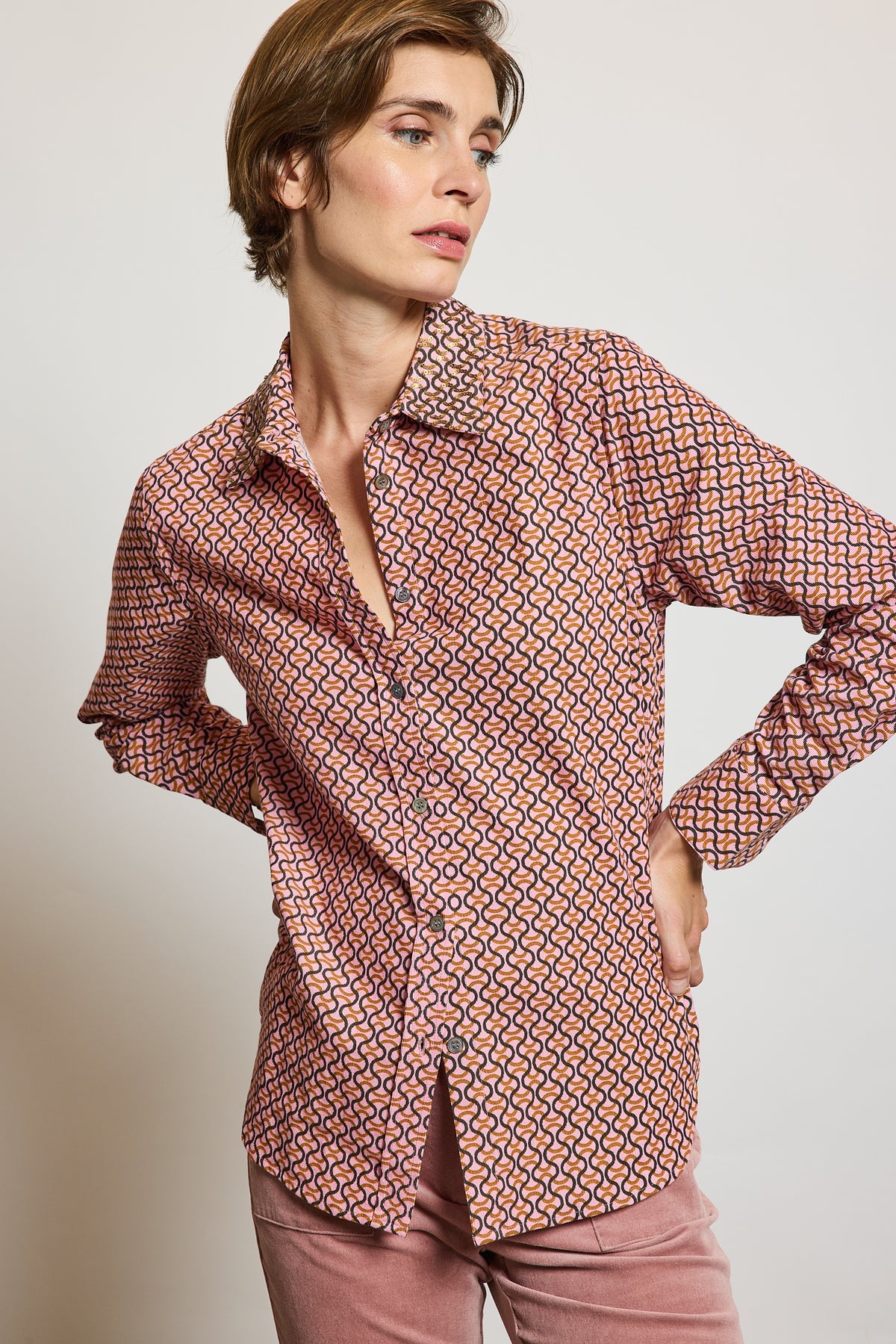 CHEMISE EN VELOURS BRODÉE ROSE