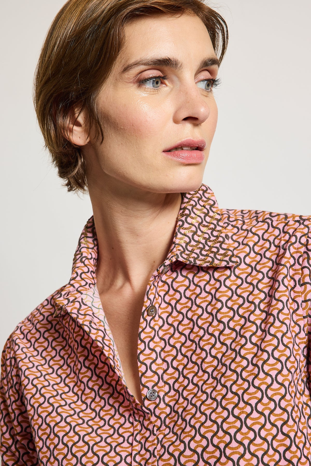 CHEMISE EN VELOURS BRODÉE ROSE