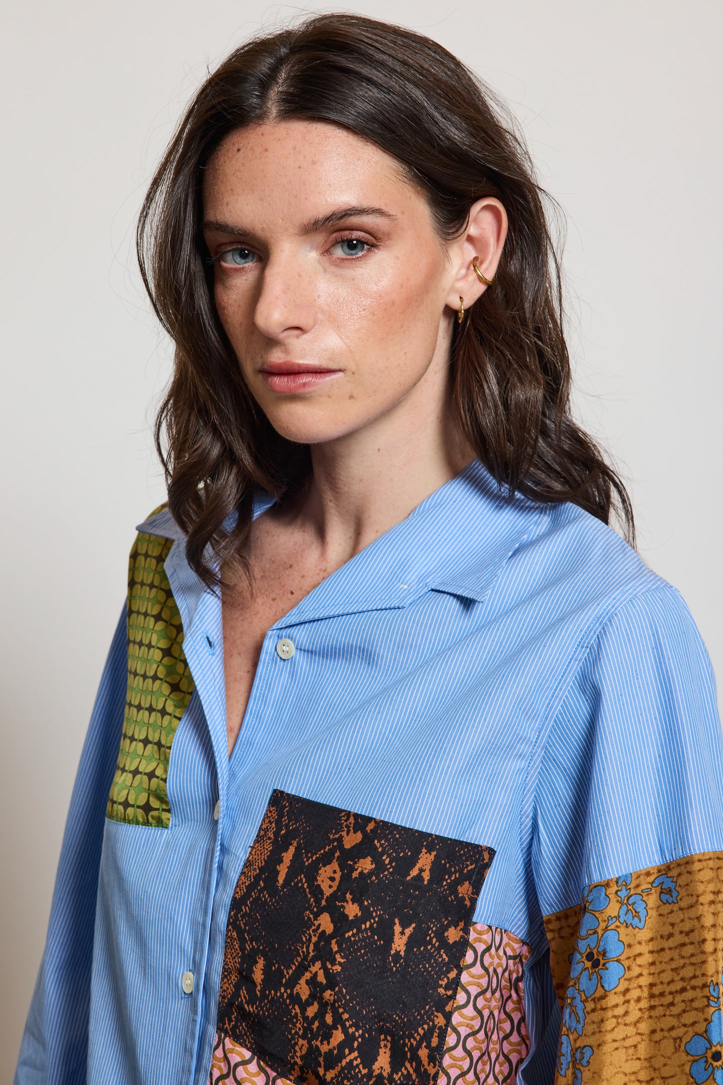 CHEMISE AVEC PATCHS DE SOIE BLEUE