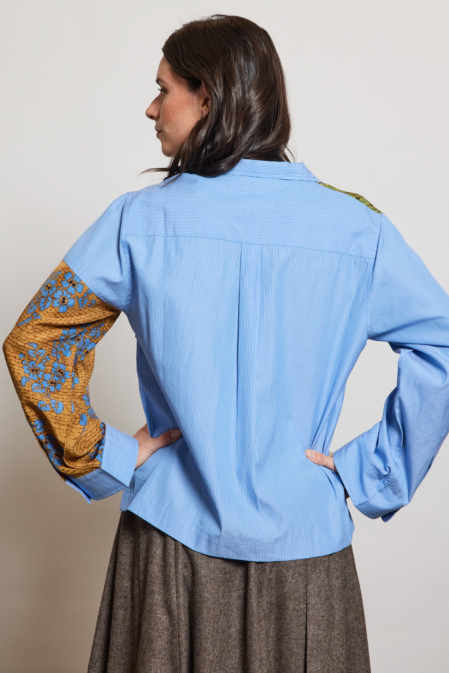 CHEMISE AVEC PATCHS DE SOIE BLEUE