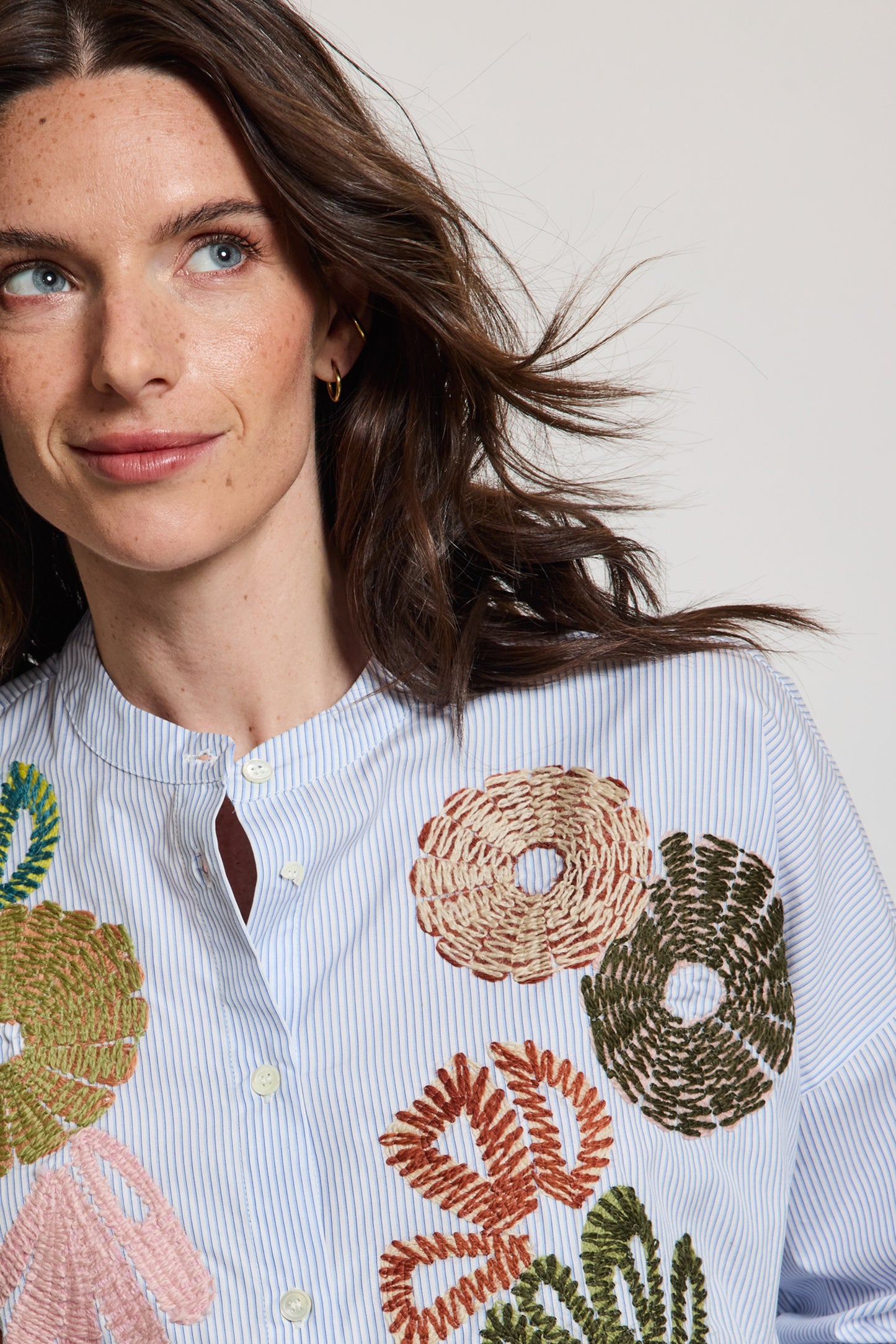 SHIRT WITH EMBROIDERED FLOWERS BLUE