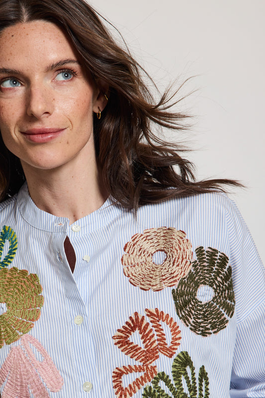SHIRT WITH EMBROIDERED FLOWERS BLUE