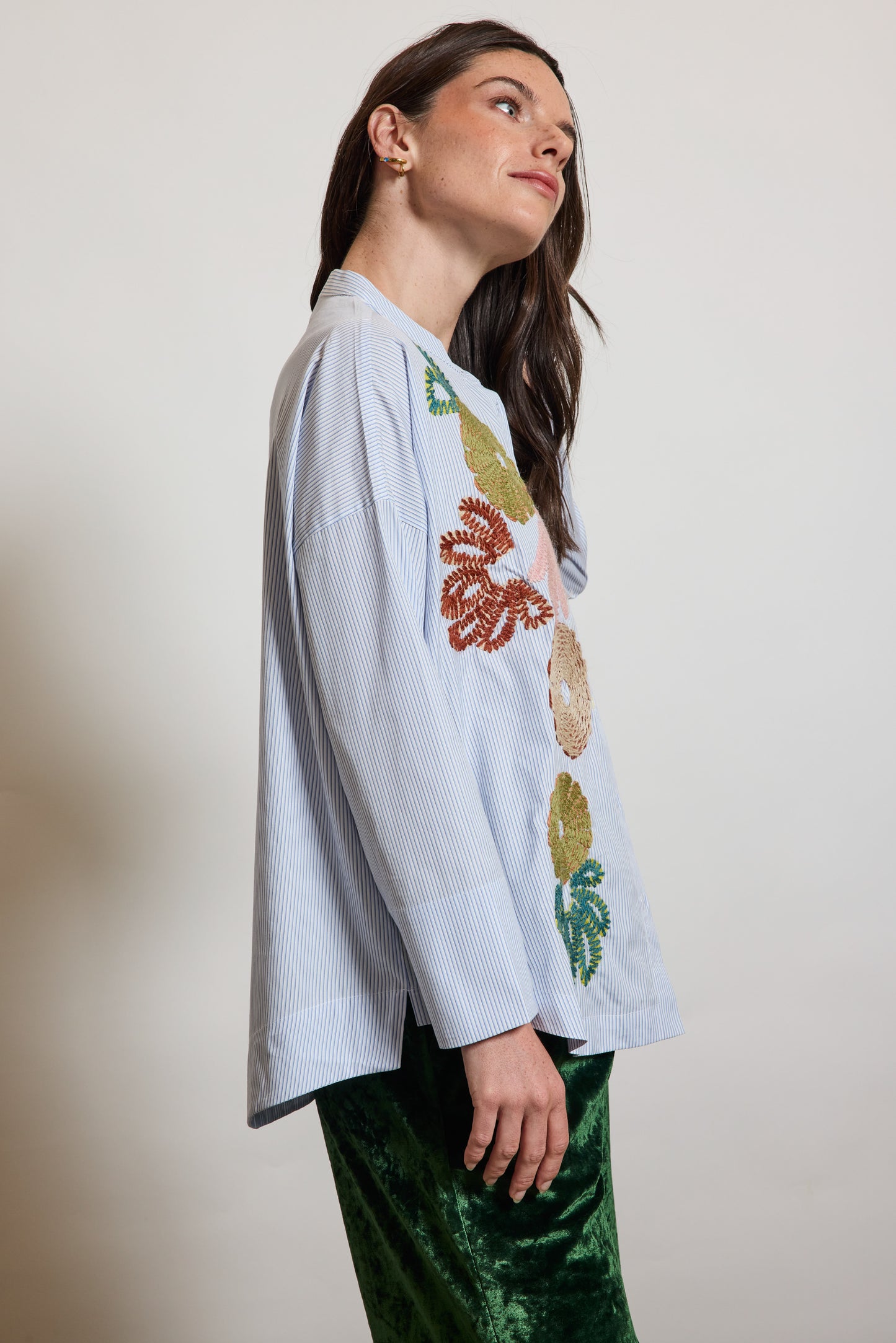 SHIRT WITH EMBROIDERED FLOWERS BLUE