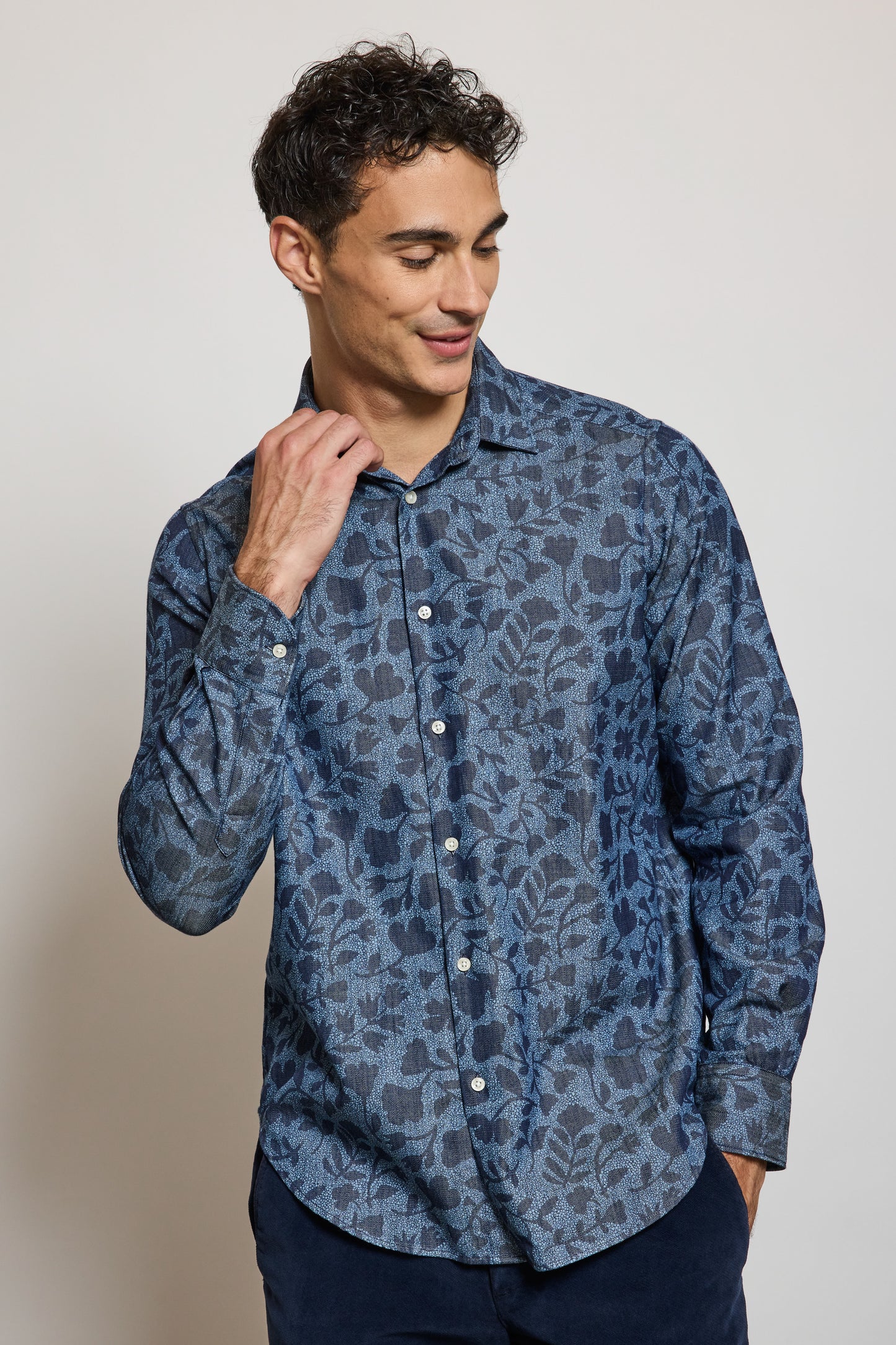CHEMISE AJUSTÉE EN JEAN FLEURS