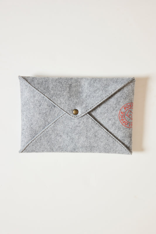 ENVELOPPE EN FEUTRE GRIS