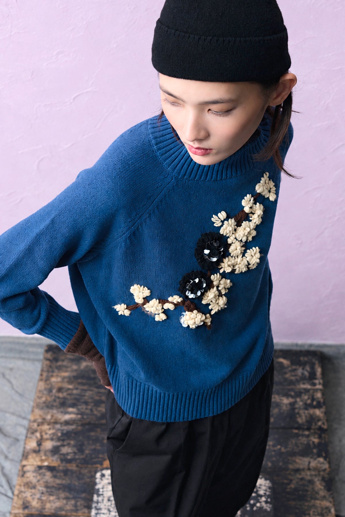 EMBROIDERED SWEATER BLUE