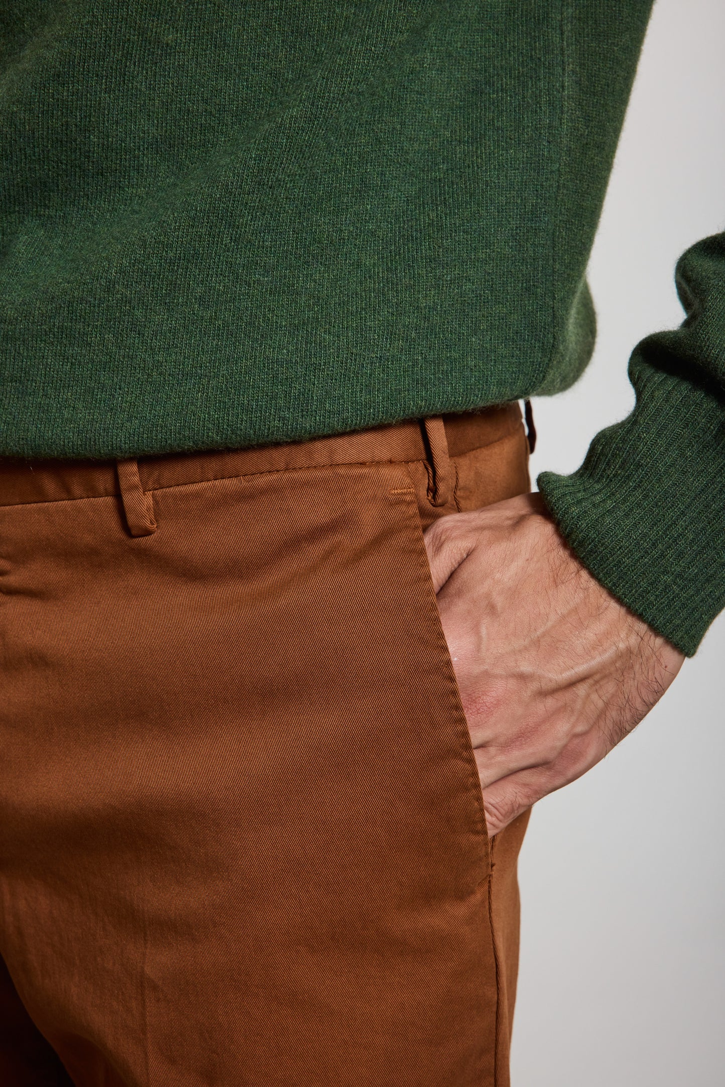 PANTALON SLIM FIT GABARDINE ÉCUREUIL