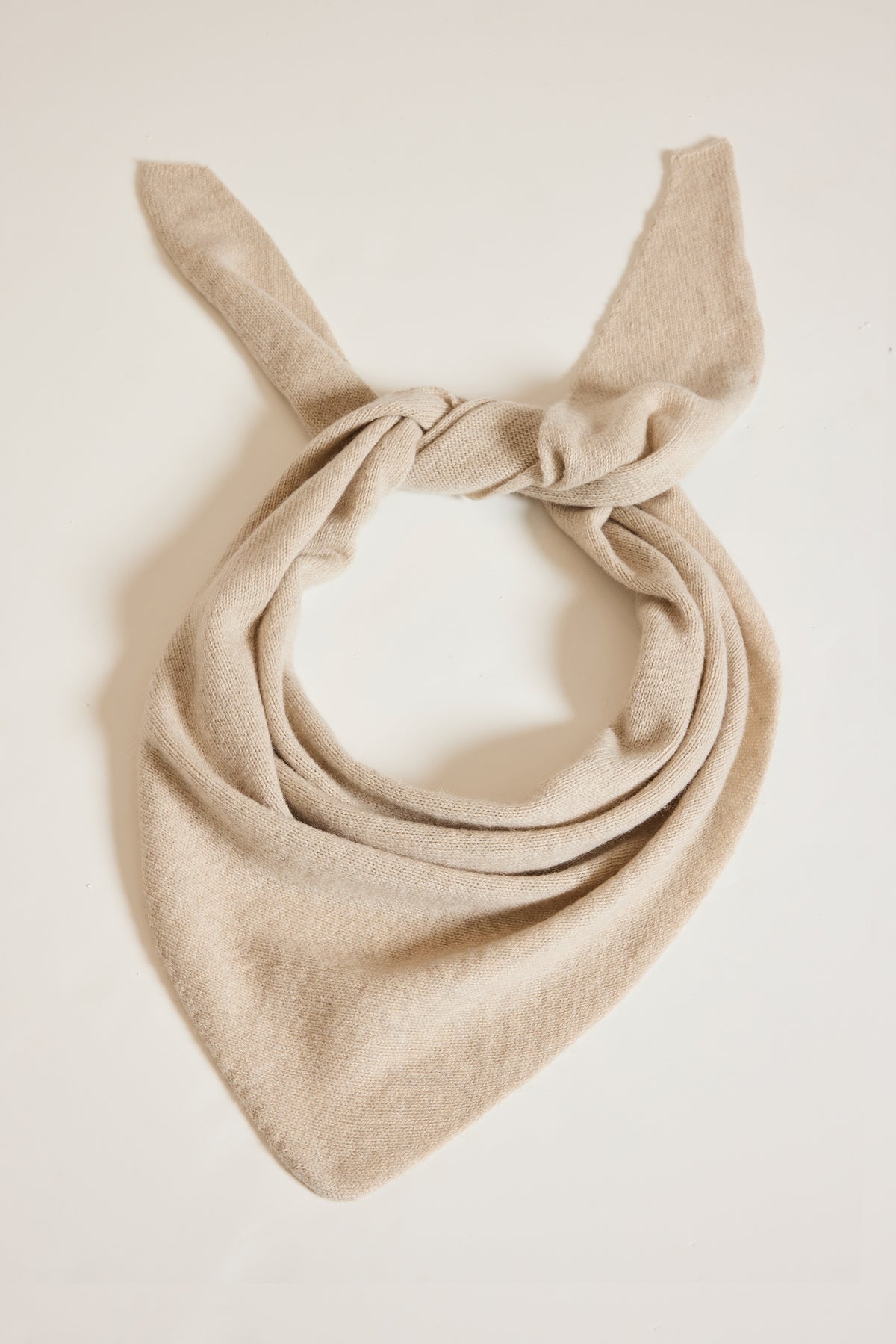 CASHMERE TRIANGLE SCARF BEIGE