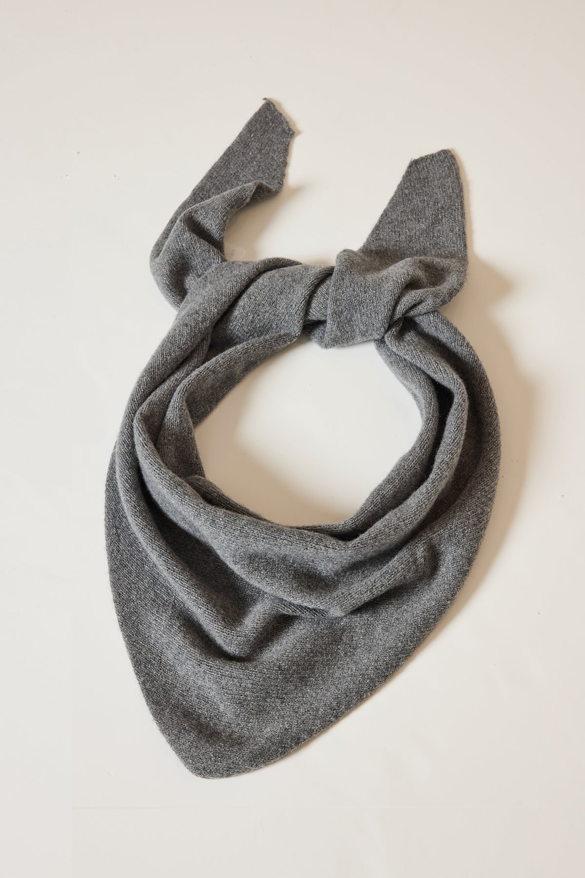 TRIANGLE EN CACHEMIRE GRIS