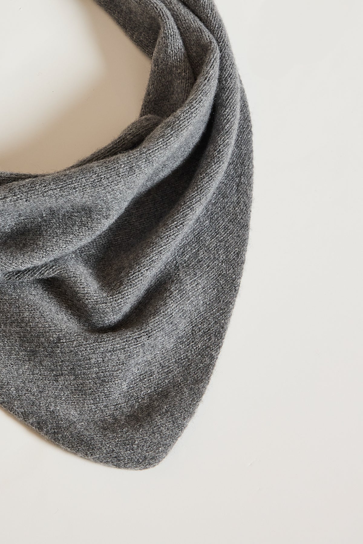 TRIANGLE EN CACHEMIRE GRIS