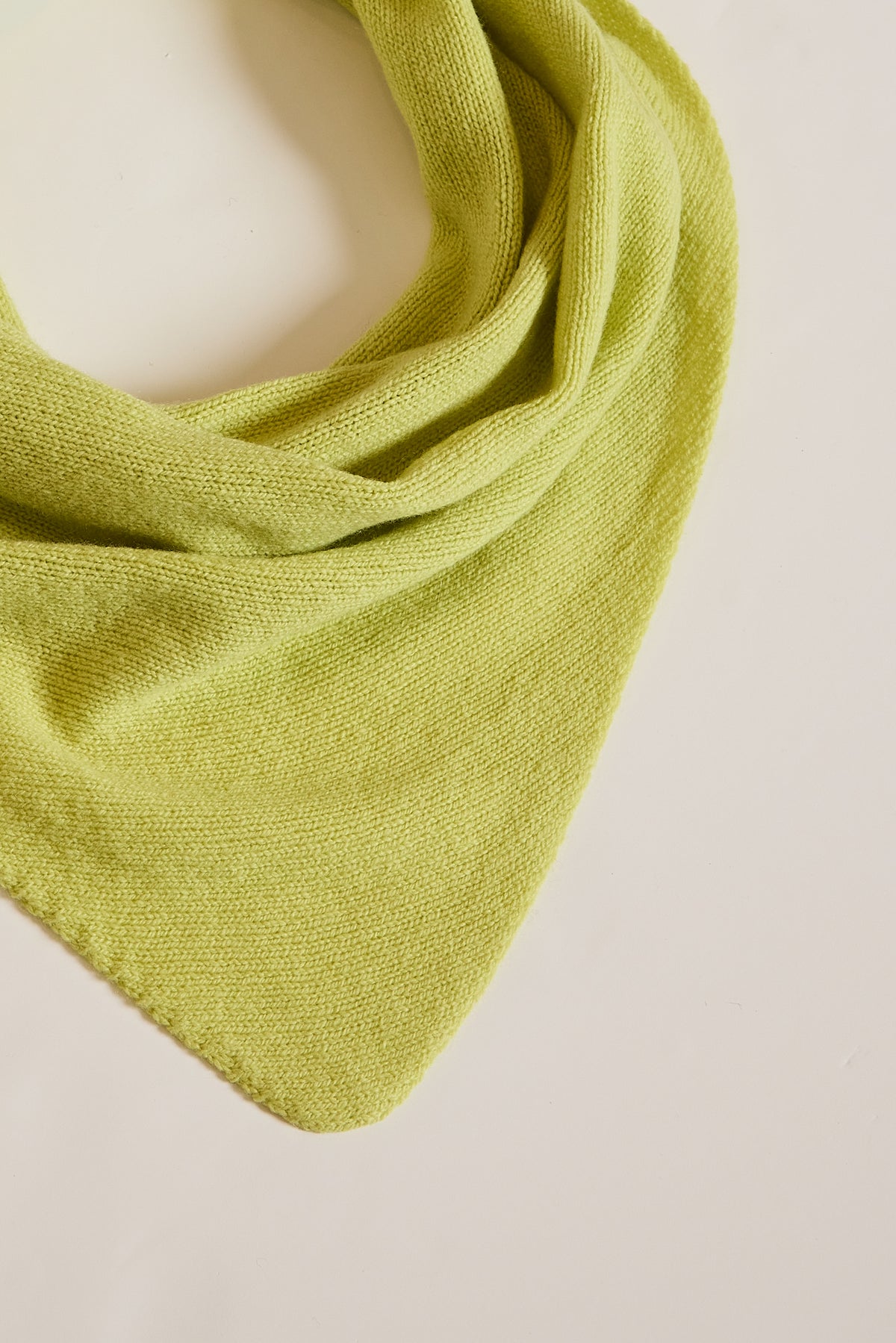 CASHMERE TRIANGLE SCARF LIME