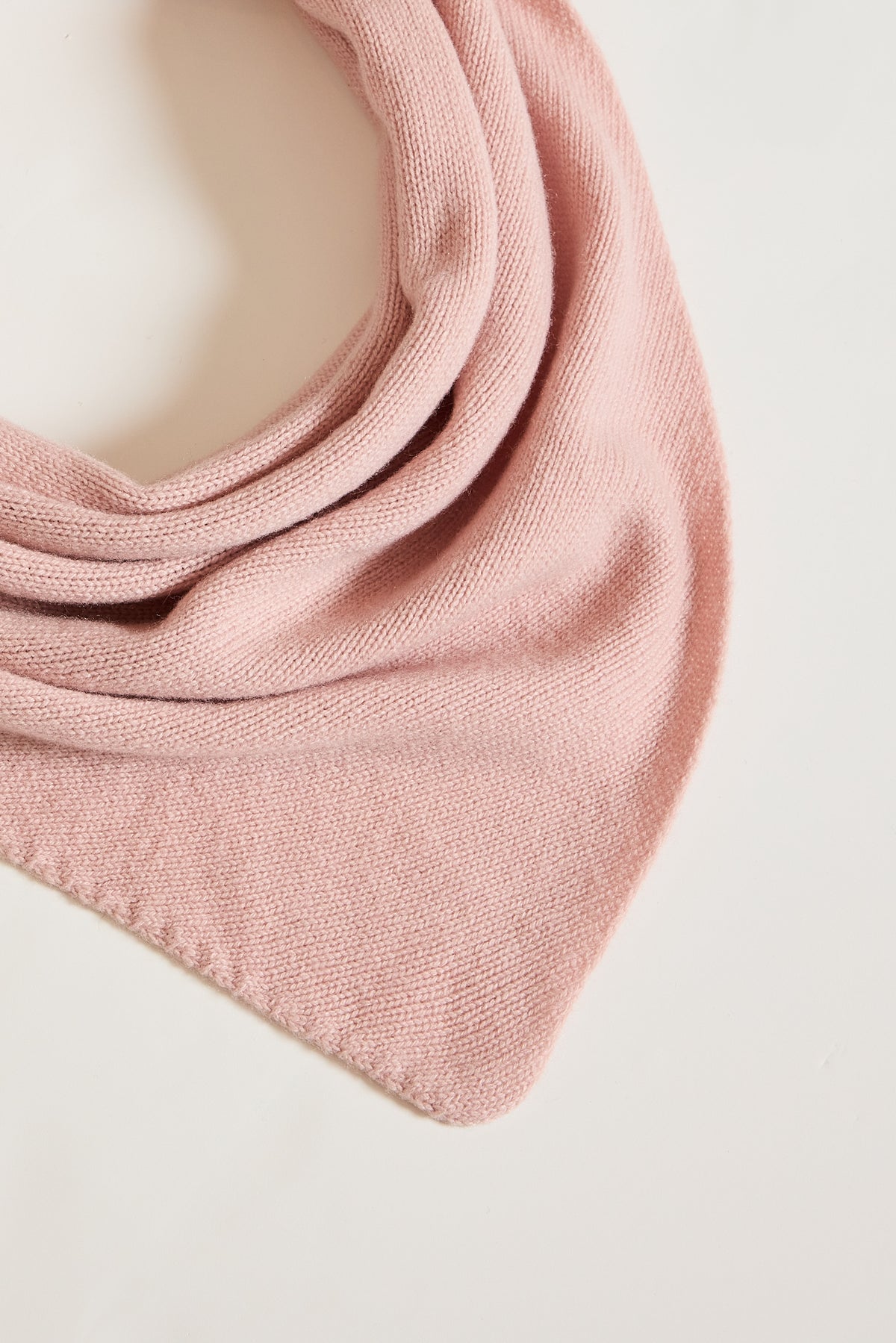 TRIANGLE EN CACHEMIRE ROSE