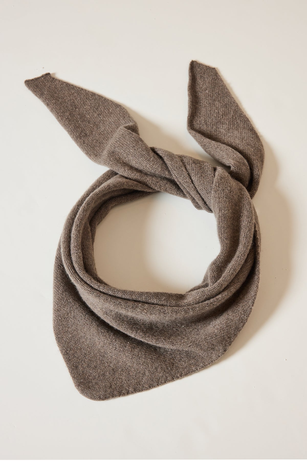TRIANGLE EN CACHEMIRE TAUPE