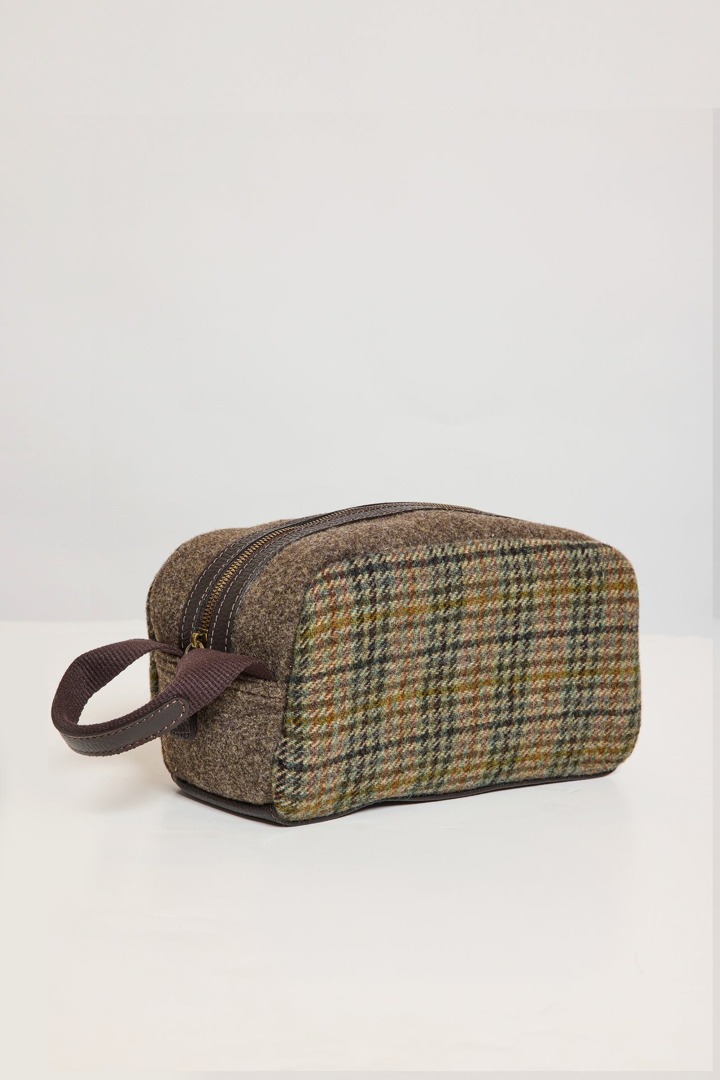 TOILETRY BAG GREEN