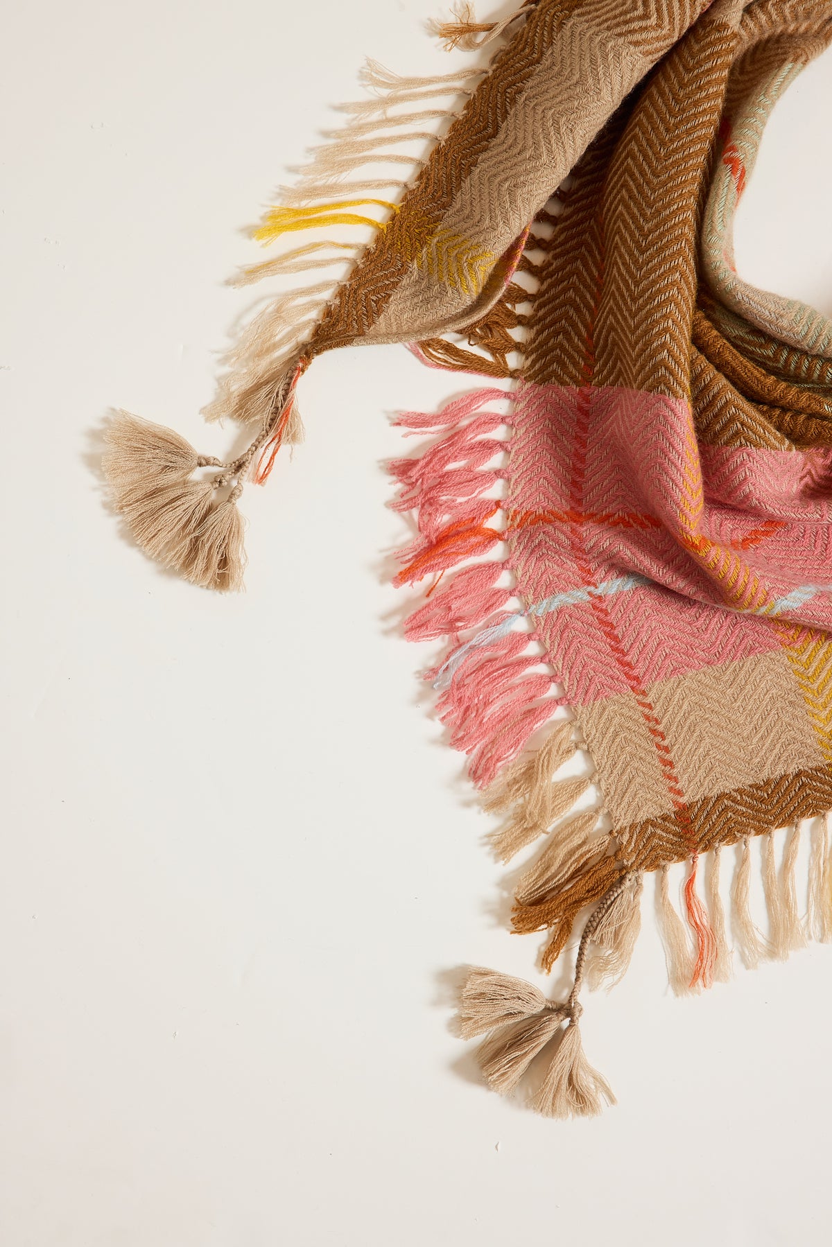 TRIANGLE POMPONS CAMEL