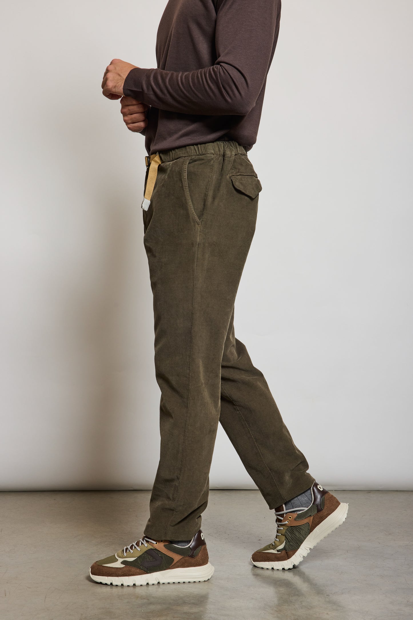 PANTALON EN VELOURS LISSE VERT DE GRIS
