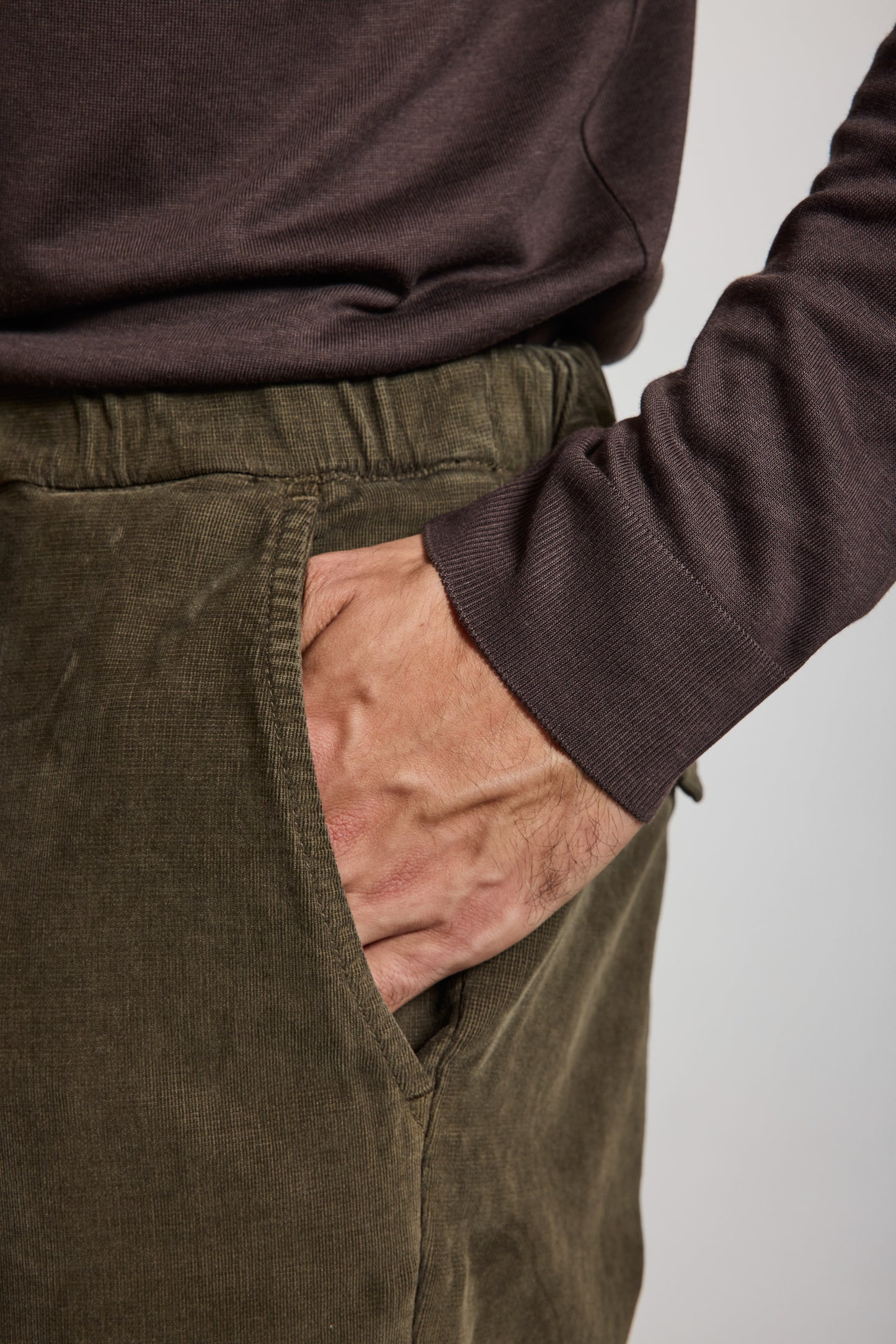 PANTALON EN VELOURS LISSE VERT DE GRIS