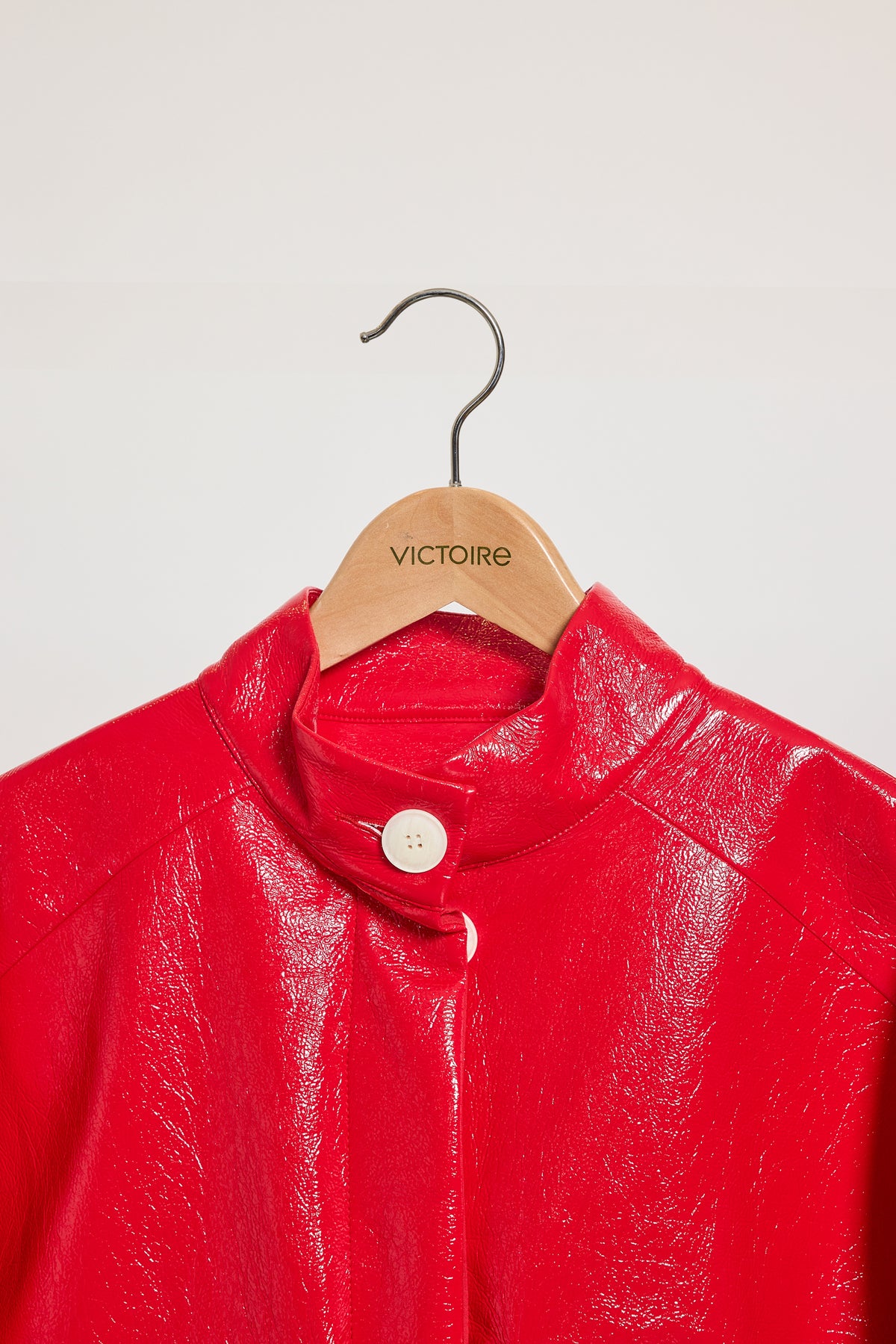 VESTE EN VINYLE SANS COL ROUGE