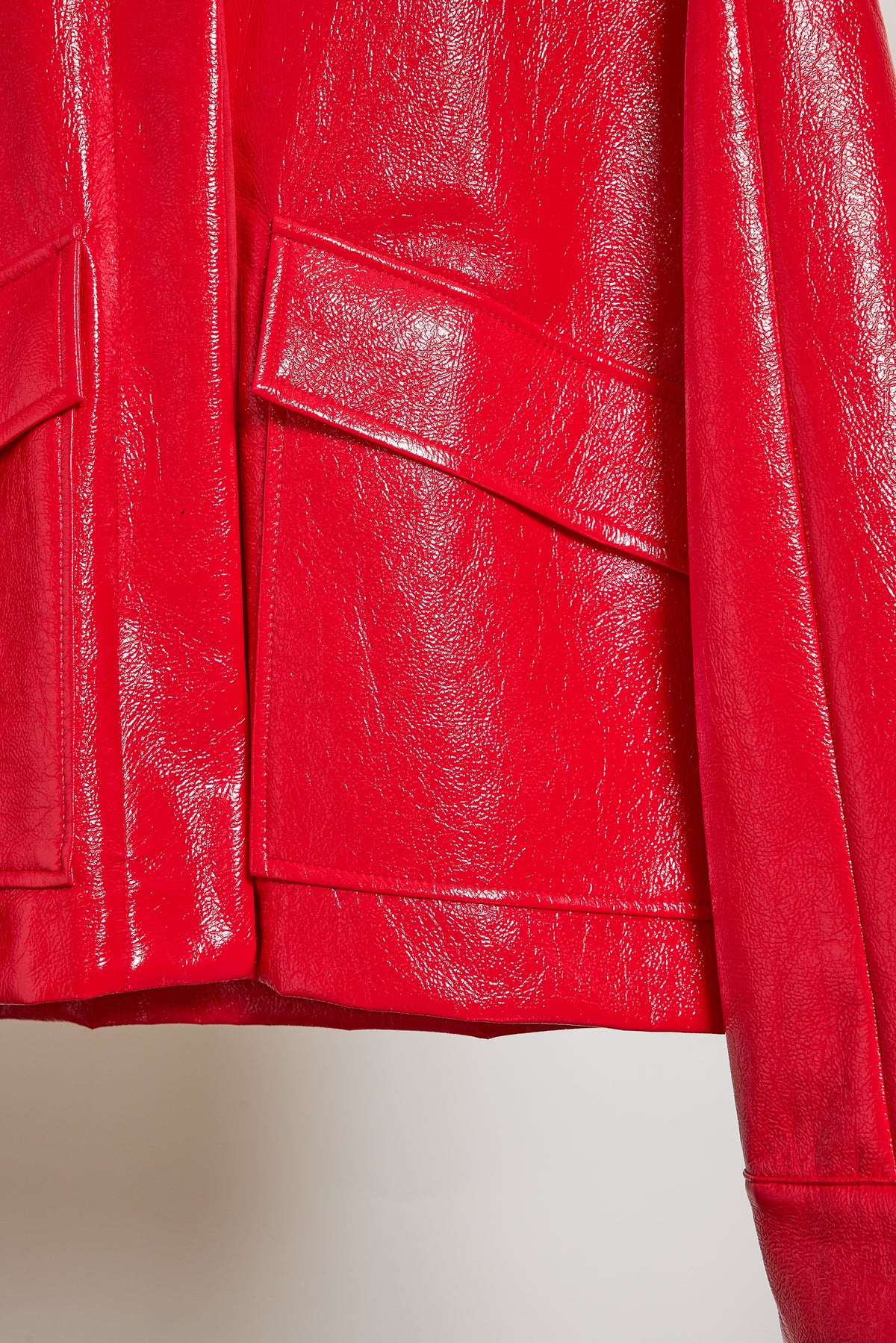 VESTE EN VINYLE SANS COL ROUGE
