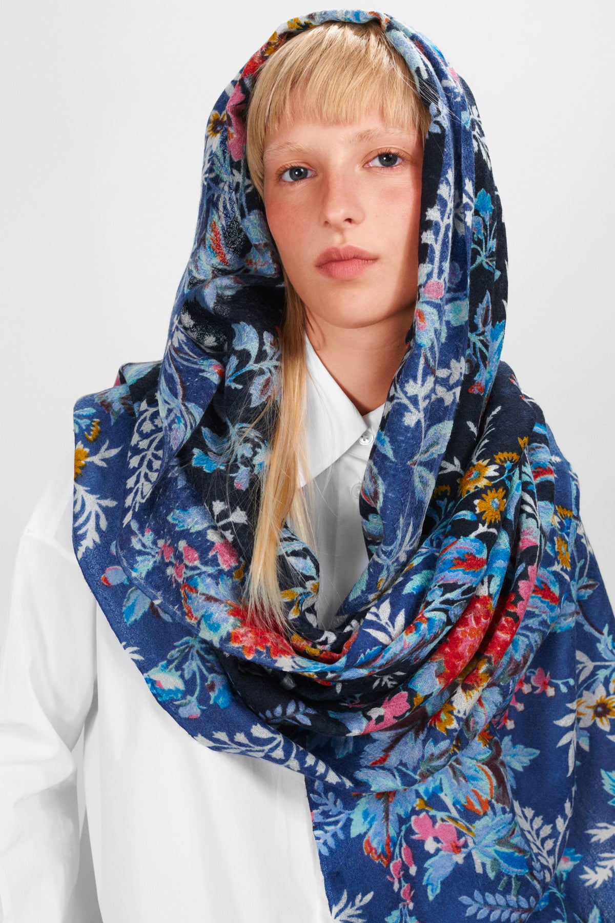 SCARF WITH FLOWERS BLUE