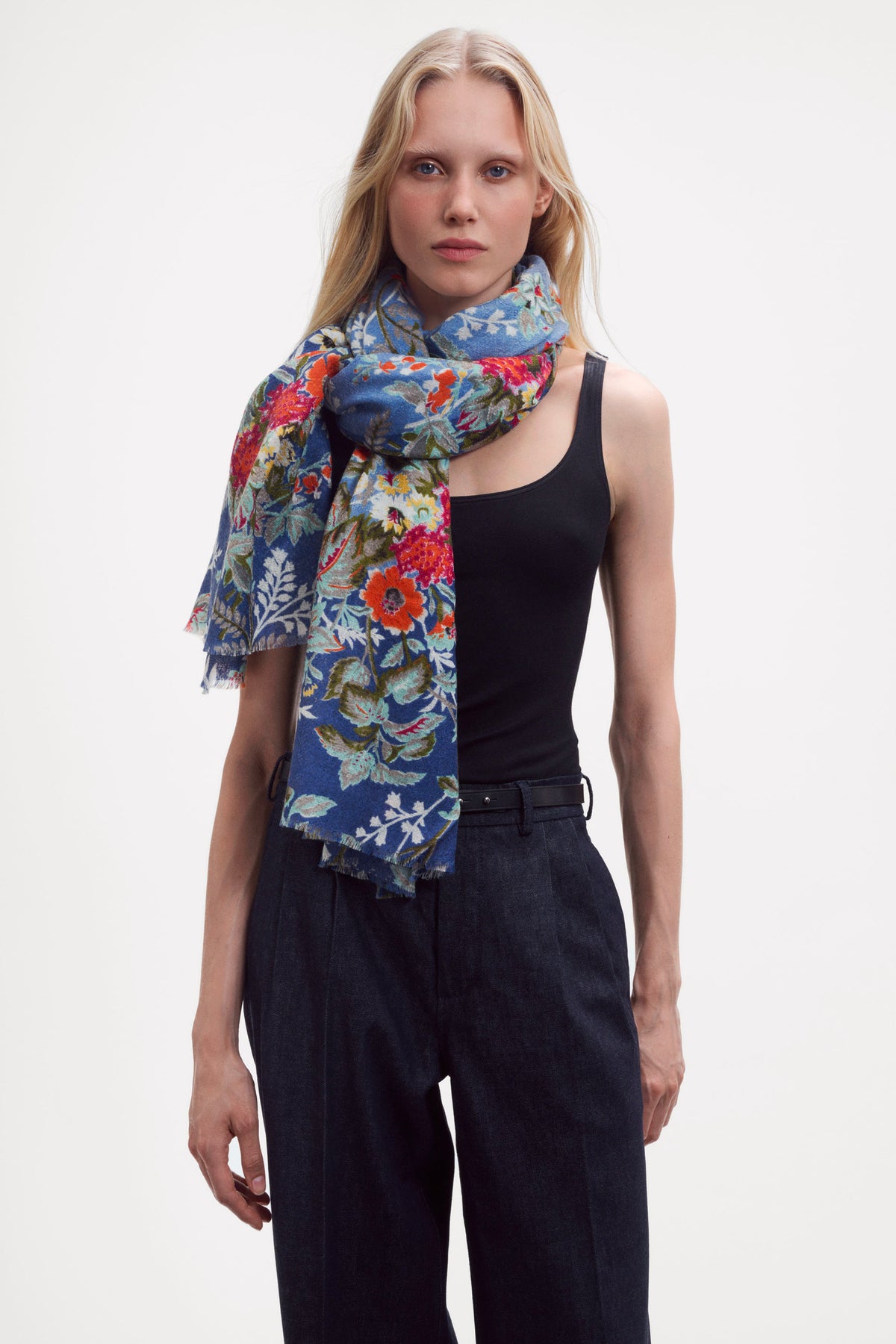 SCARF WITH FLOWERS BLUE