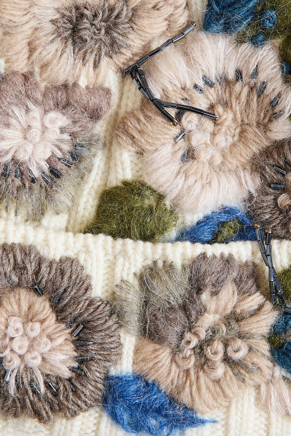 BONNET BRODÉ EN LAINE BLANC