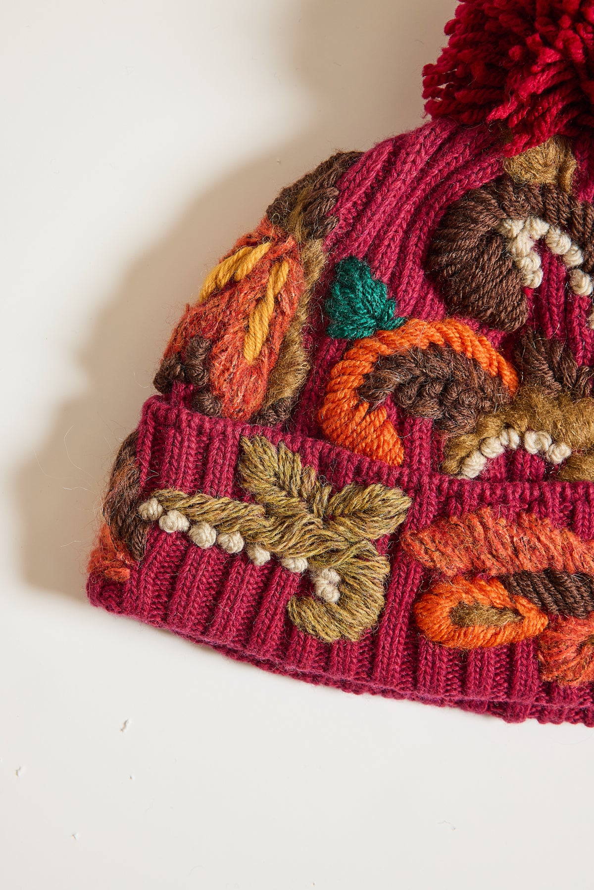 BONNET BRODÉ EN LAINE ROUGE