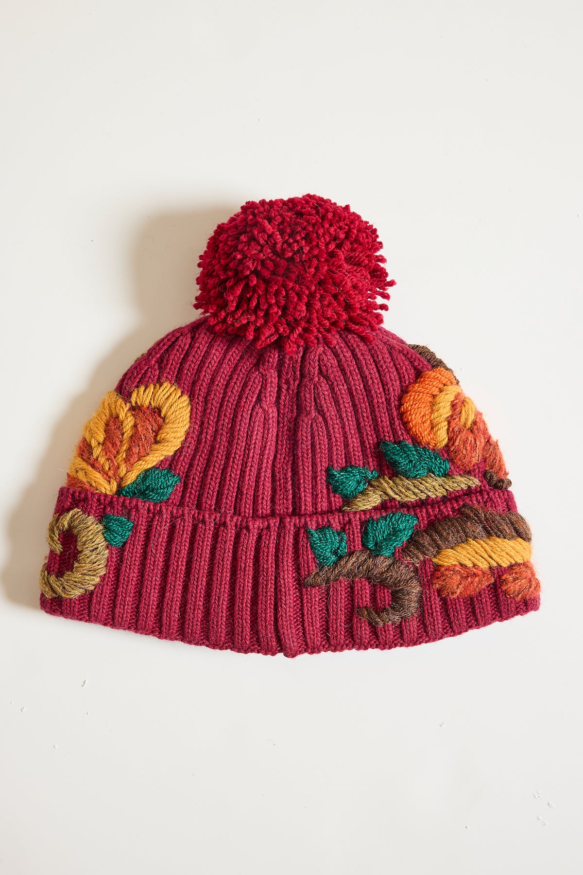 BONNET BRODÉ EN LAINE ROUGE