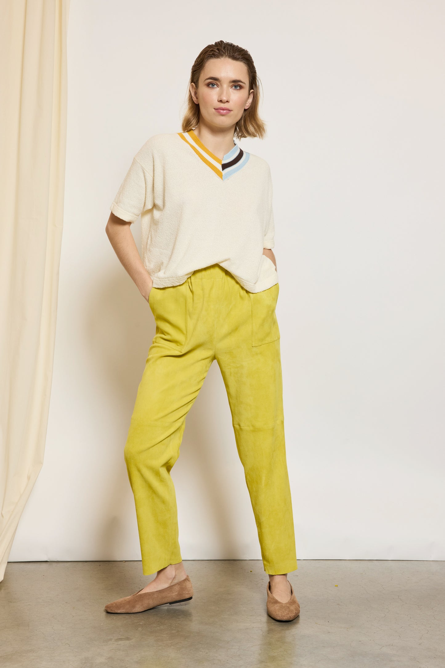 PANTALON EN PEAU STRETCH JAUNE